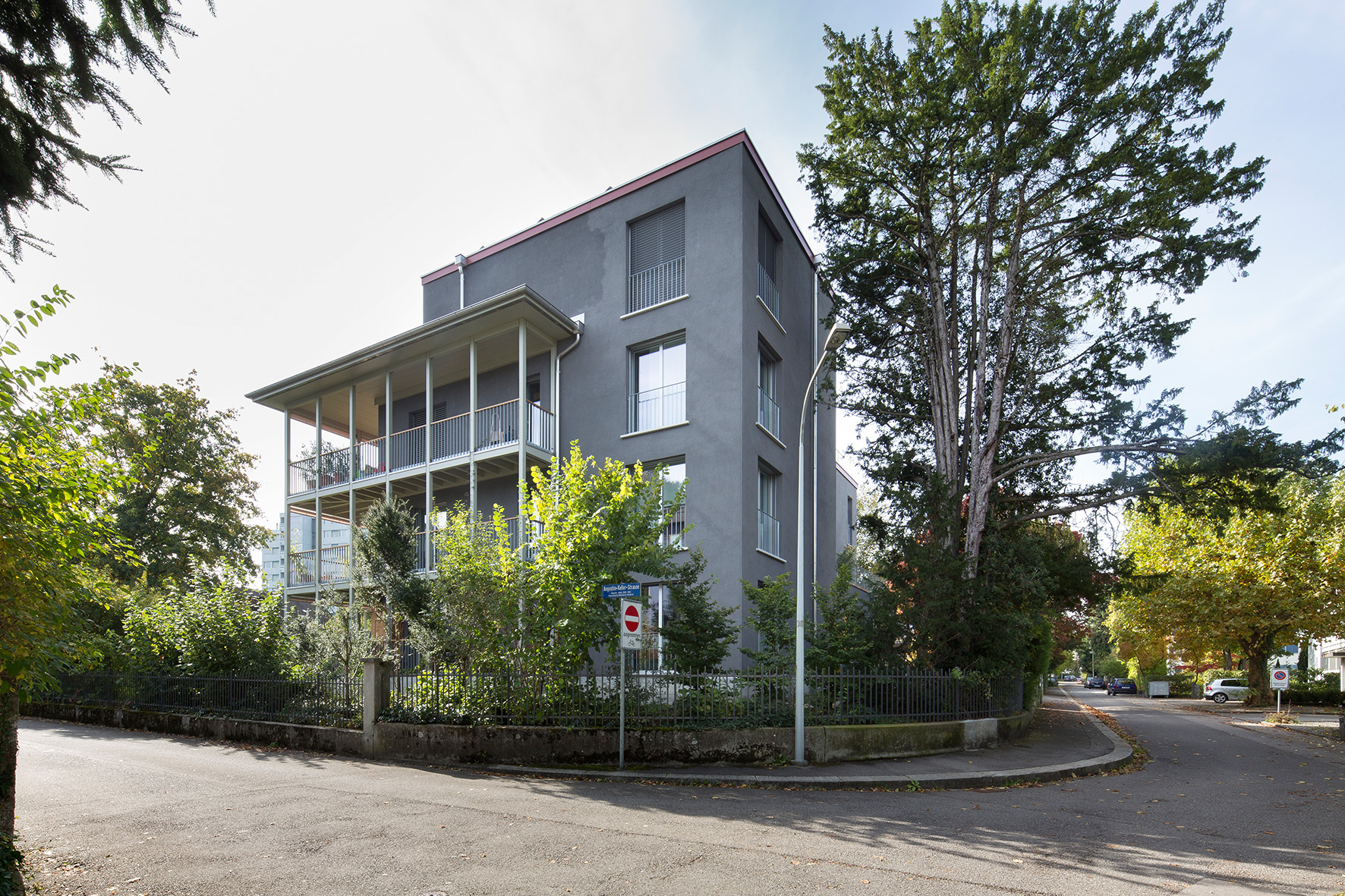 Dieses privat lancierte Verdichtungsbeispiel aus dem Gönhardquartier zeigt auf, wie wichtig Grundstückabschlüsse und Einfassungen für den Erhalt des Quartiercharakters und die Qualität des Strassenraums sind. (Mehrfamilienhäuser, Augustin-Keller-Strasse,