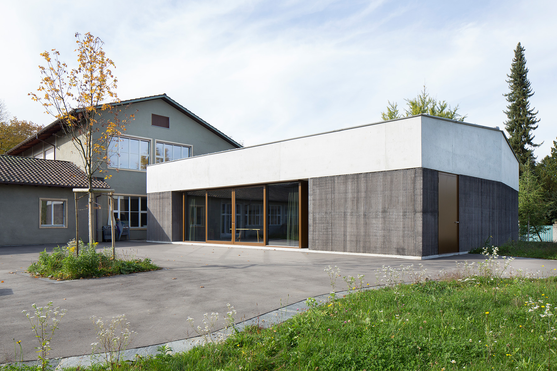 Zur Bewahrung von Identität gehört die sorgfältige Renovation von historischen Bauten. Die Schulanlage Gönhard aus den 1950er-Jahren wurde so qualitätsvoll und sorgfältig restauriert und erweitert, dass sie gleich unter kantonalen Denkmalschutz gestellt w