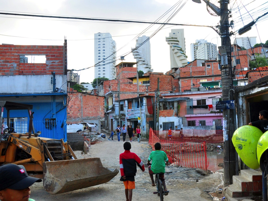 Favela Paraisopolis, São Paulo: Blick auf die angrenzenden luxuriösen Wohnhäuser. (Foto: Tuca Vieira)