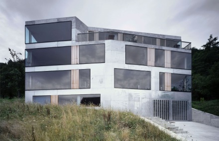 Wohnhaus bei Zürich aus Beton, Holz und Glas. Architektur Andreas Fuhrimann / Gabrielle Hächler, Zürich. Auszeichnung Neue Horizonte 2005. (Foto: Valentin Jeck)