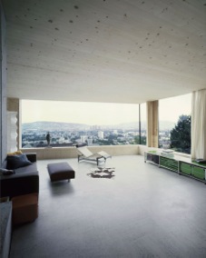 Wohnhaus bei Zürich aus Beton, Holz und Glas: Innenansicht. Architektur Andreas Fuhrimann / Gabrielle Hächler, Zürich. Auszeichnung Neue Horizonte 2005. (Foto: Valentin Jeck)