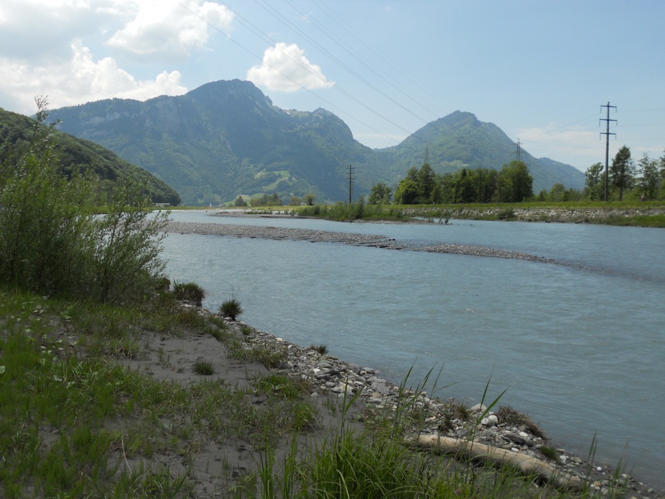 Aufweitung «Chli Gäsitschachen» am Escherkanal kurz vor der Mündung in den Walensee (Aufnahme vom 7. Juni 2013). (Foto: Lukas Denzler)