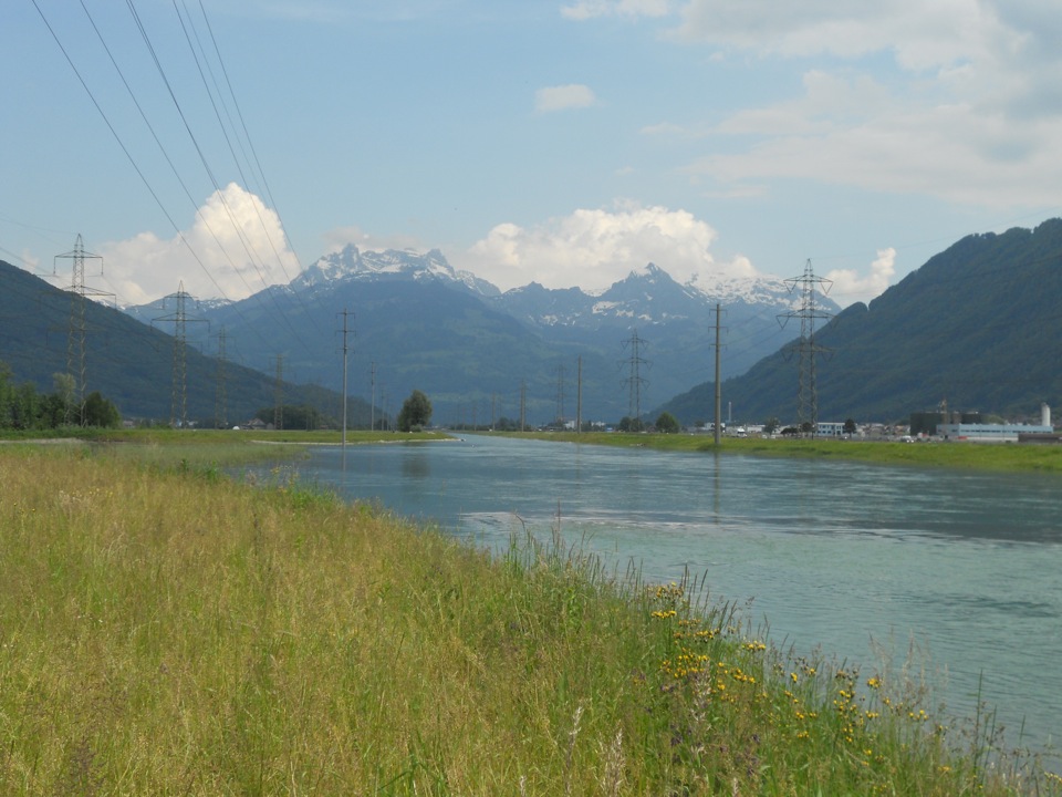 Der Linthkanal bei der Aufweitung Hänggelgiessen (Aufnahme vom 7. Juni 2013). (Foto: Lukas Denzler)
