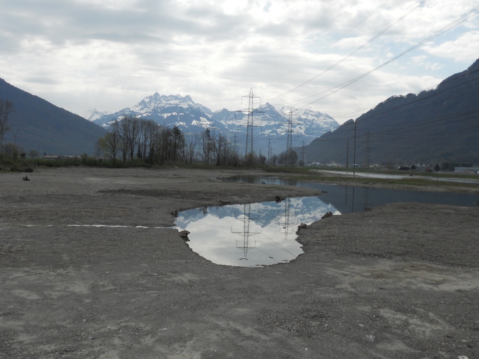 Der Linthkanal bei der Aufweitung Hänggelgiessen: Wasserstand zum Vergleich in einer Aufnahme vom 18. April 2013. (Foto: Lukas Denzler)