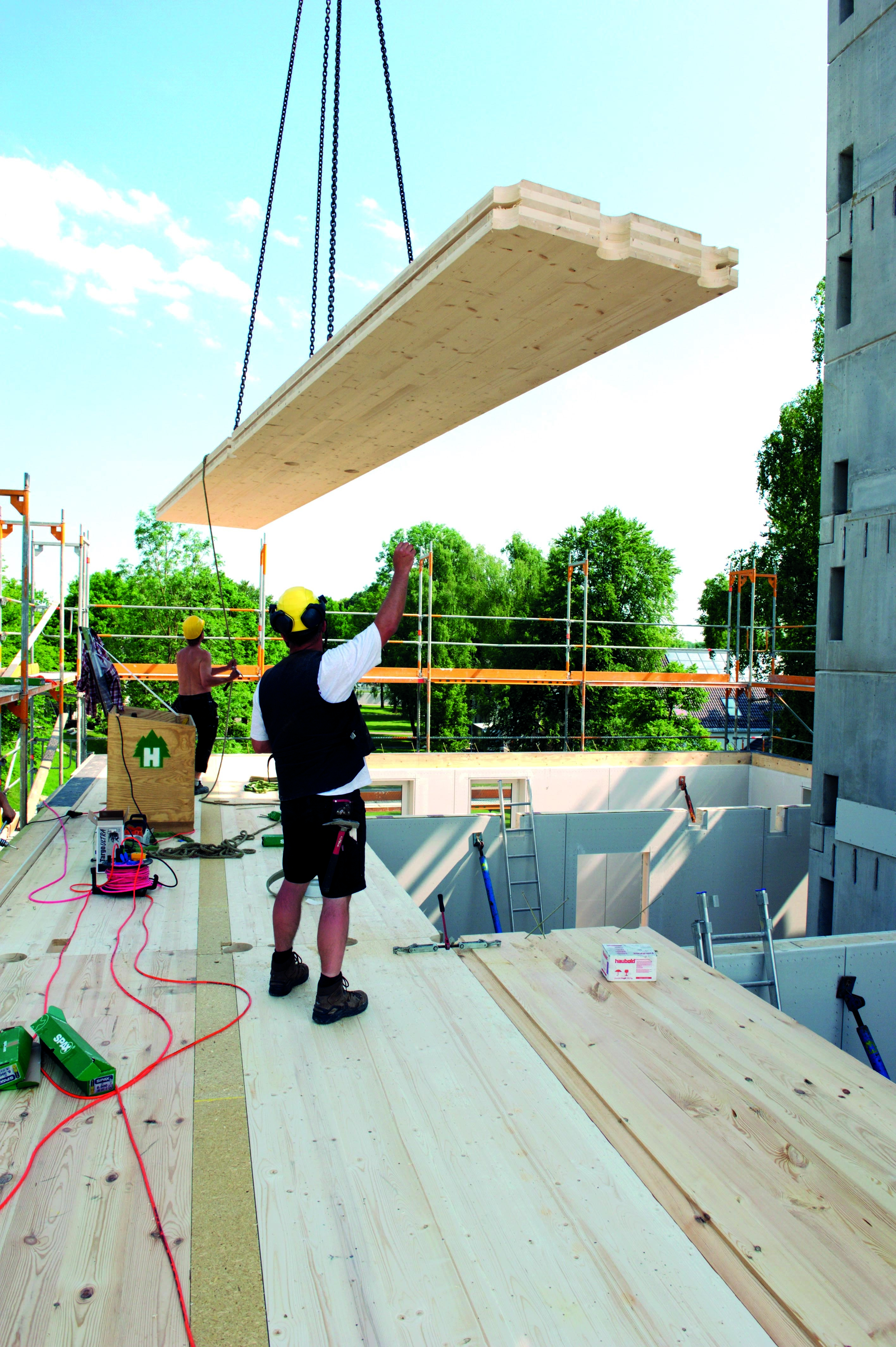 Montage von Brettsperrholz-Deckenelementen beim achtgeschossigen Wohnungsturm in Bad Aibling. (Foto: Huber &amp; Sohn)