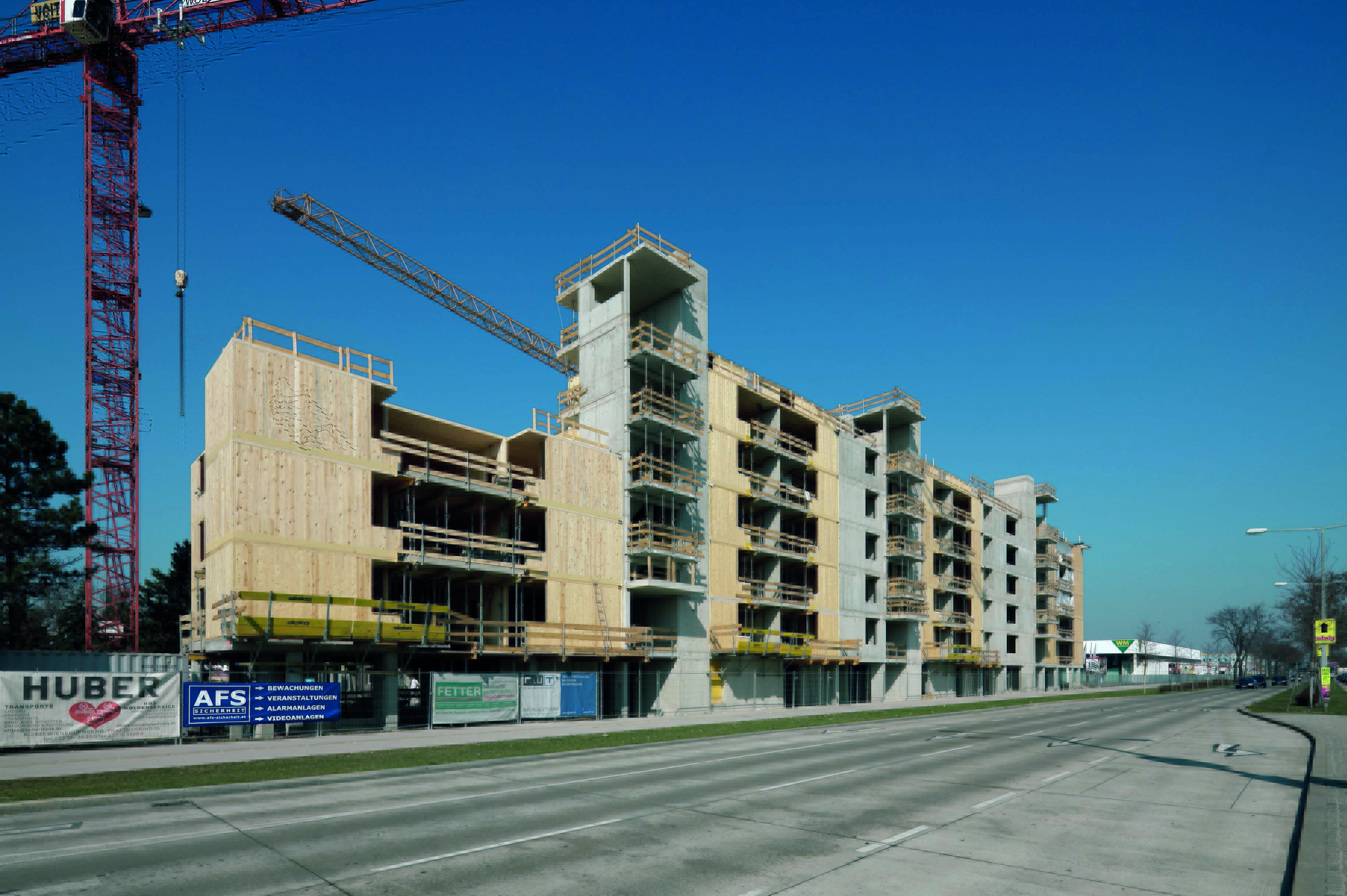 Baustelle des mit sieben Geschossen bisher höchsten in Holzbauweise errichteten Wohngebäudes Wiens. (Schluder Architekten und Hagmüller Architekten, Wien; Statik: RWT Plus ZT GmbH), Baujahr 2012-2013. Treppen in Beton, Bau aus vorgefertigten Massivholzele