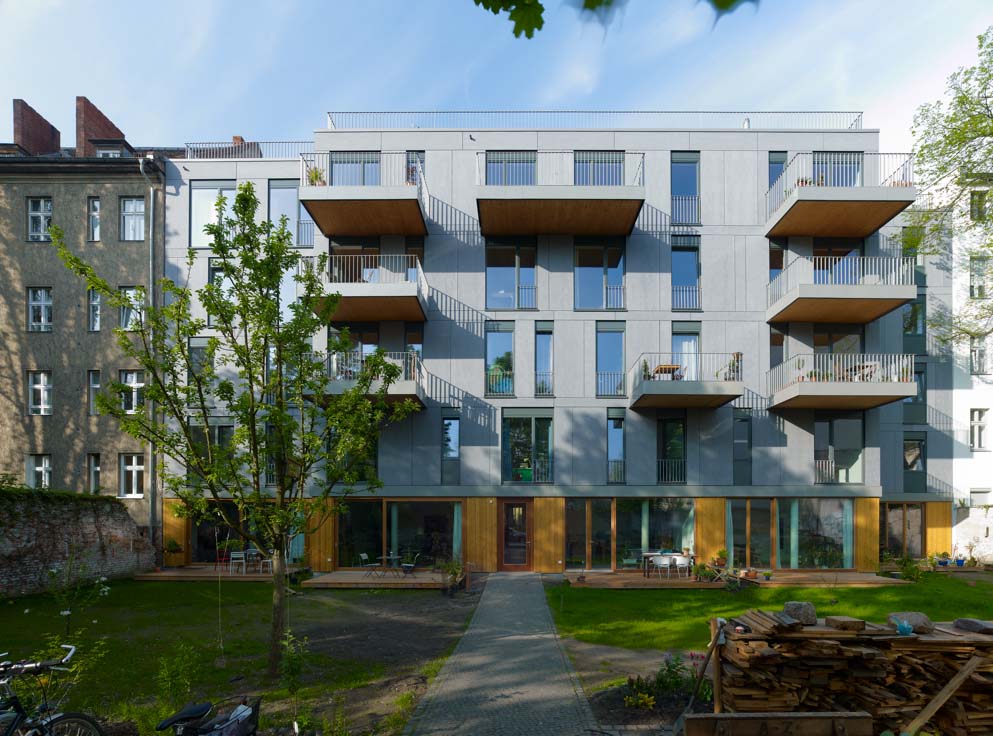 Mit diesem mehrgeschossigen Mehrfamilienhaus in Holzbauweise wurde eine Baulücke in Berlin Pankow geschlossen. Architekten IfuH Institut für urbanen Holzbau, Berlin. (Foto: Stefan Müller)