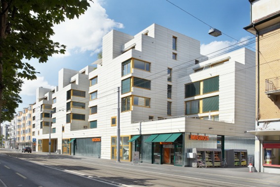 An der lärmbelasteten Badenerstrasse in Zürich entstand 2008-2010 dieses Wohn- und Geschäftsgebäude in Holzbauweise. Pool Architekten, Zürich; Holzbauingenieur: SJB Kempter Fitze, Herisau; Statik: Henauer Gugler, Zürich. (Foto: Micciche Giuseppe)