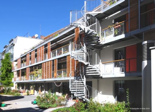 Das Wohngebäude in Holzbauweise in München Haidhausen ersetzt alte Hinterhofbauten innerhalb ei¬ner Blockbebauung. Bettsteller &amp; Wilde Architekten, München. (Foto: Bettsteller &amp; Wilde)