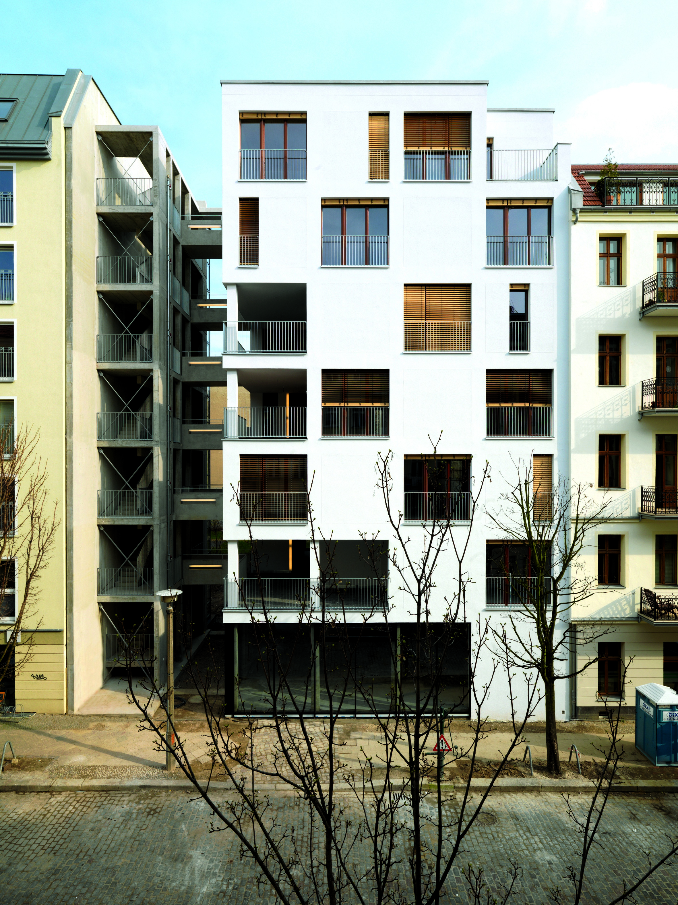 Eine kleine Revolution: Ausgerechnet im steinernen Berlin entstand 2008 das erste mehrgeschossige Wohngebäude in Holzbauweise. Kaden Klingbeil Architekten, Berlin. (Foto: Bernd Borchhardt)