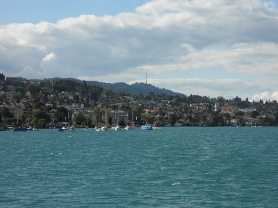 Blick auf Rüschlikon und Uetliberg vom Schiff aus