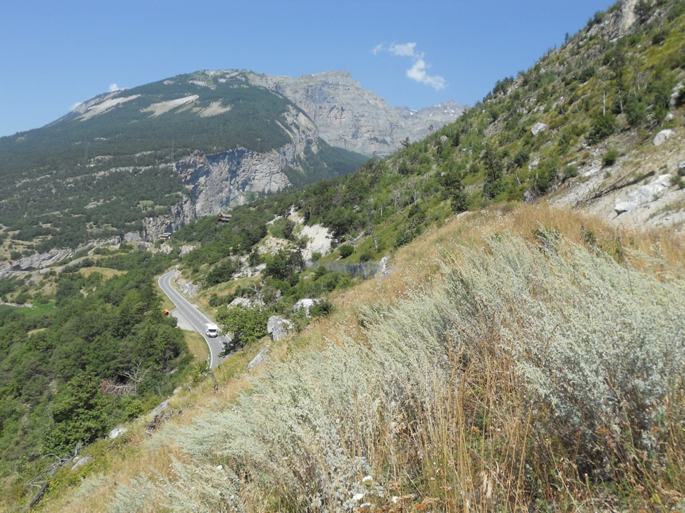 Die vielbefahrene Kantonsstrasse nach Leukerbad wurde mit Steinschlagnetzen und Erddämmen geschützt. Im Bildvordergrund der Damm, daran anschliessend die Schutznetze (Foto: Lukas Denzler)