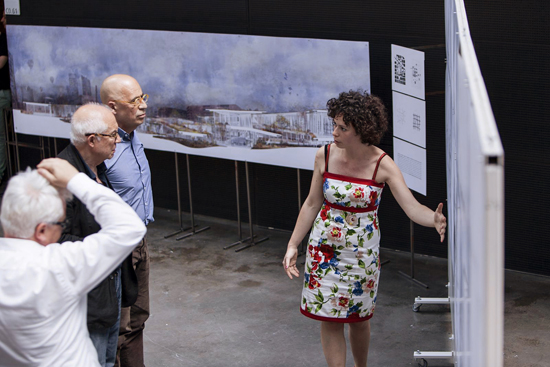 Gestandene Architekten überzeugen: Eine Architektin in spe präsentiert ihren Entwurf an der Accademia di Architettura (AA) in Mendrisio. (Fotos: Thomas Meyer-Wieser)