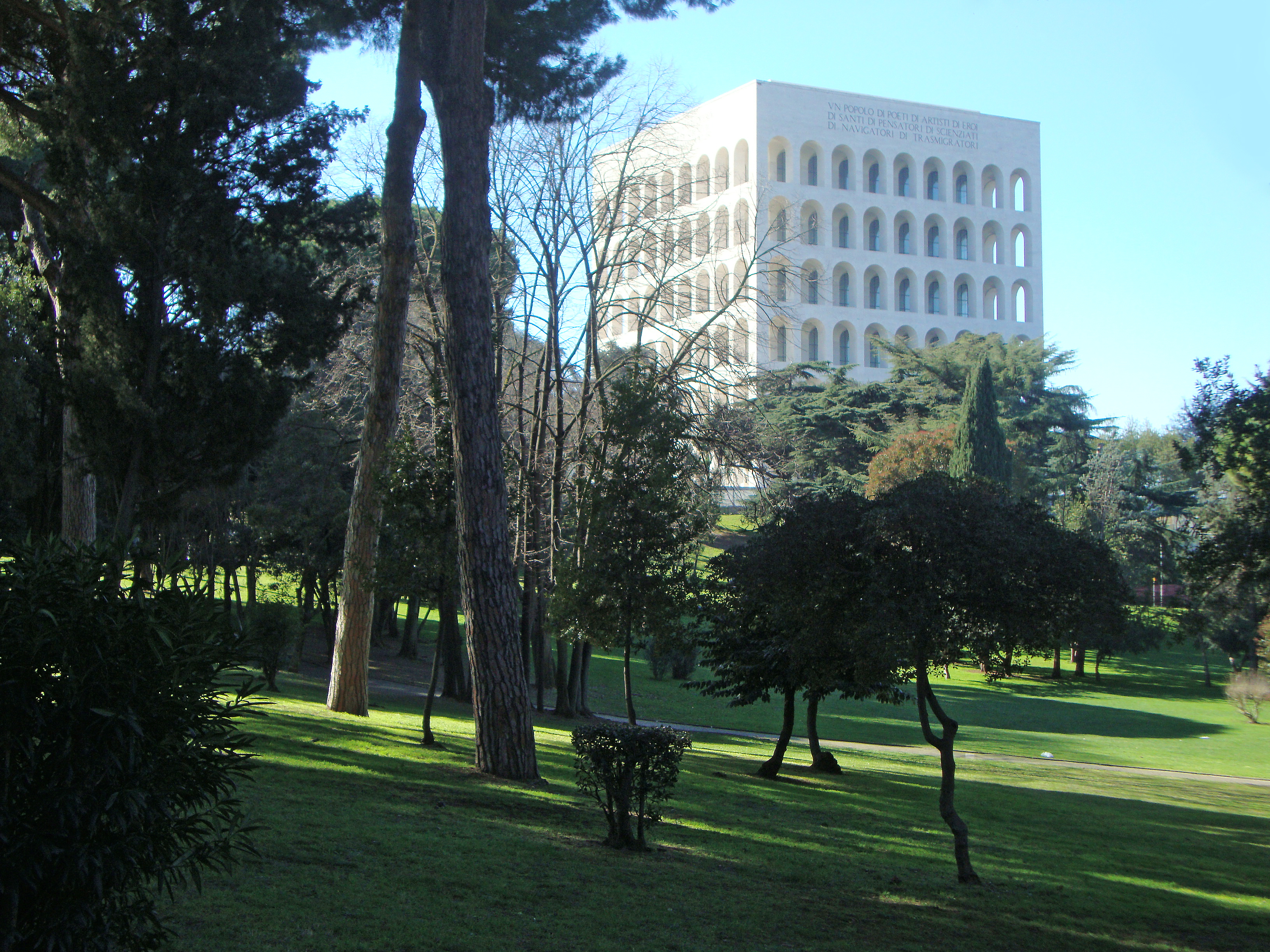 Ab 1938 liess Benito Mussolini in Rom das Quartier Esposizione Universale di Roma (EUR) erstellen. 1942 sollte dort die Weltausstellung stattfinden.