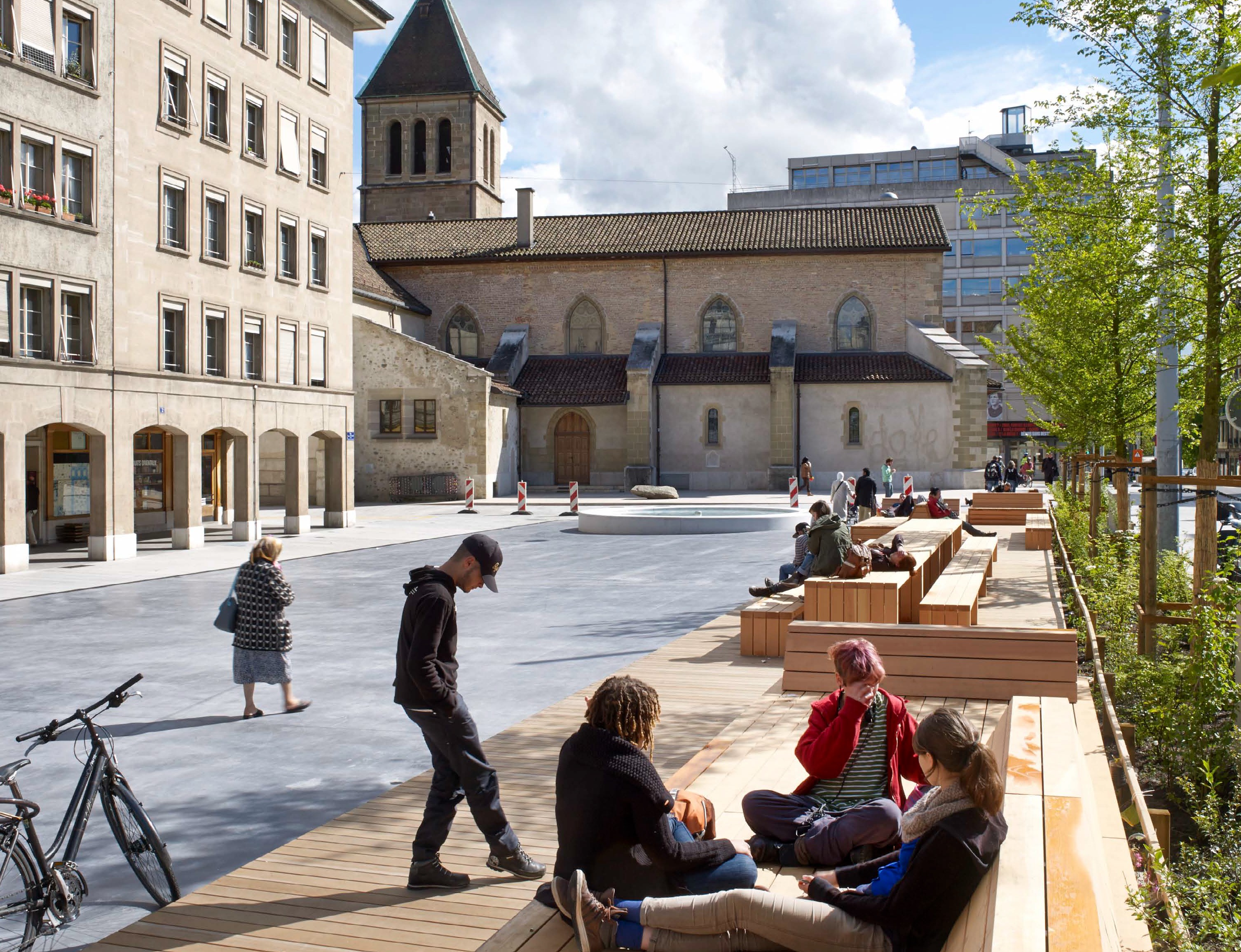Auszeichnung: Die Place Simon-Goulard, noch vor zwei Jahren als Parkplatz genutzt, ist mit verhältnismässig einfachen Massnahmen heute wieder ein Ort zum Verweilen geworden (Foto: zvg Fussverkehr Schweiz)
