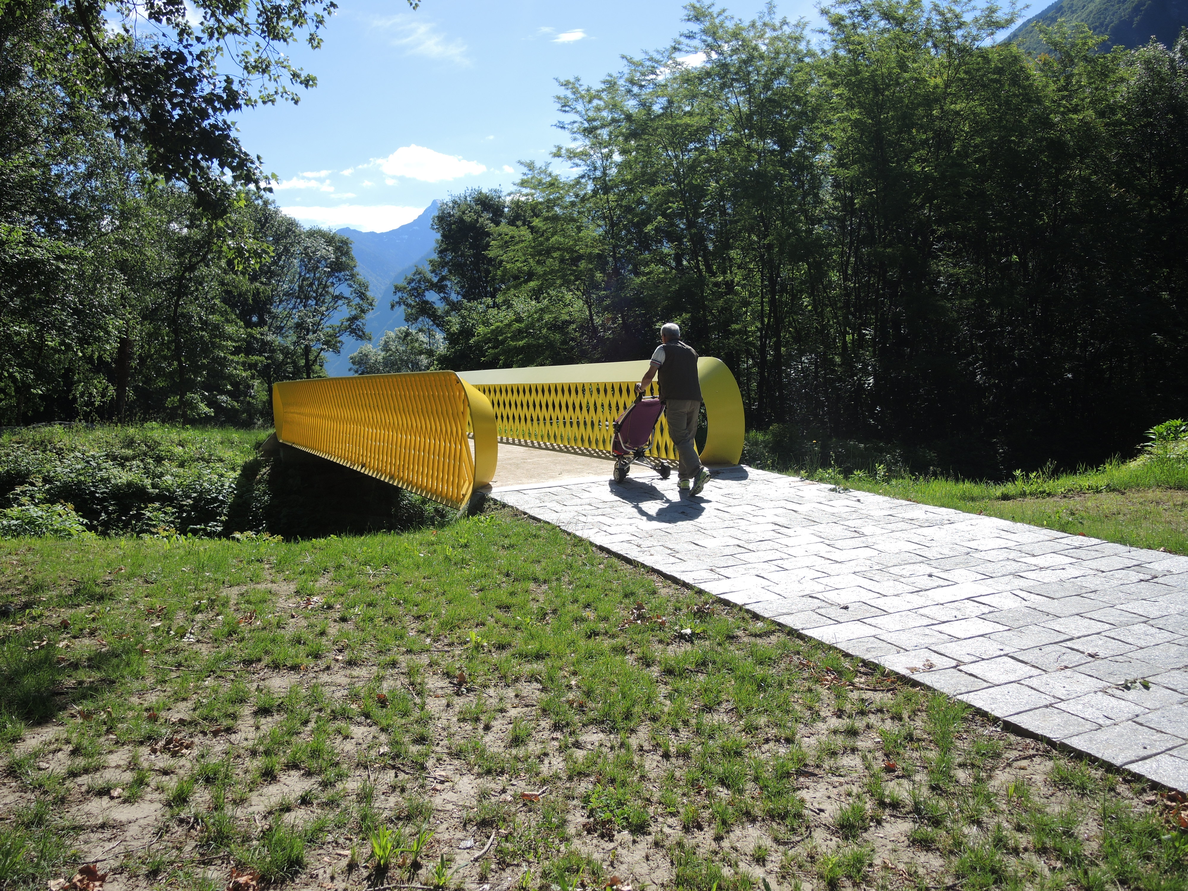 Auszeichnung: Die kleine Brücke im Dorf Lumino (TI) verbindet zwei vordem separierte Gemeinedeteile und ermöglicht vor allem Kindern einen direkte und sicheren Weg von zu Hause zur Schule. (Foto: zvg Fussverkehr Schweiz)
