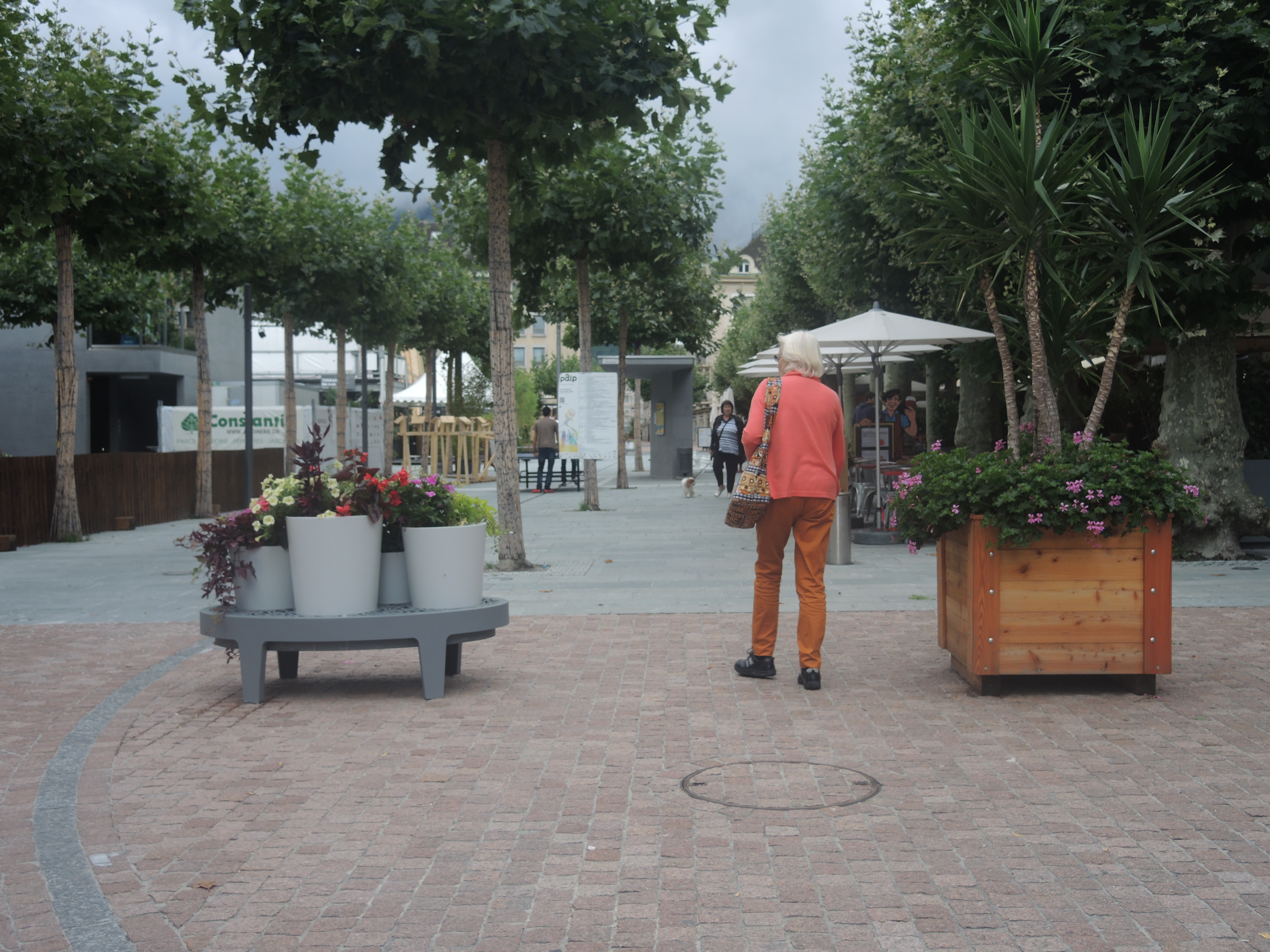 Auszeichnung:Platanen und Restaurantterrassen verleihen der Place Centrale in Martigny einen Hauch von Italianitá. Der neue Granitbelag betont die Einheit des Platzes. Die Flächen für den Motorfahrzeugverkehr sind deutlich reduziert. (Foto: zvg Fussverkeh