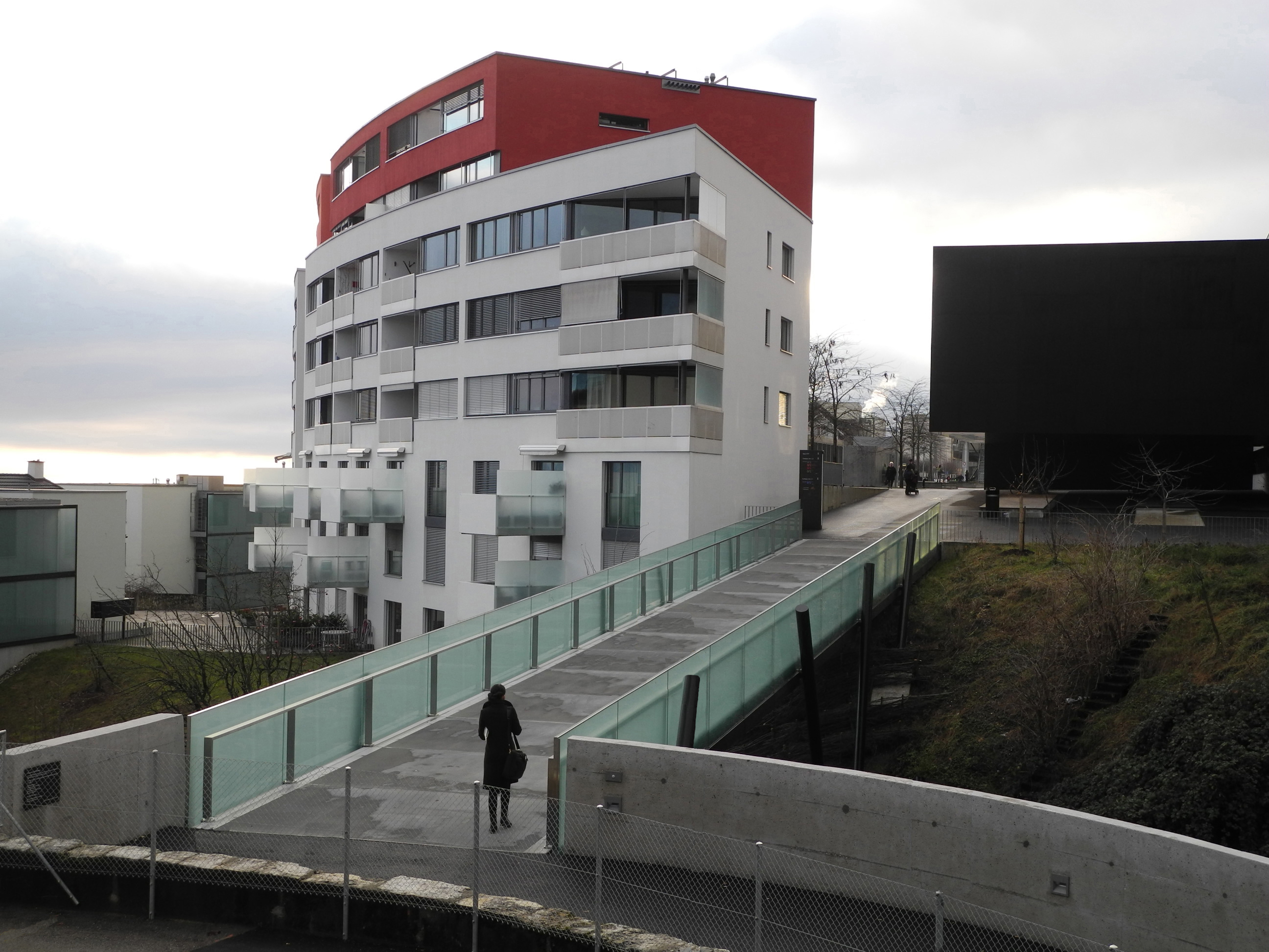 Auszeichnung: Millenniums-Steg Neuchâtel: Die 40 m lange Konstruktion aus opakem Glas, Stahl und Beton überspannt die in einem tiefen Einschnitt verlaufende Rue de Gibraltar. Dadurch wird der Bahnhof mit dem Quartier Bel-Air durch eine direkte und attrakt