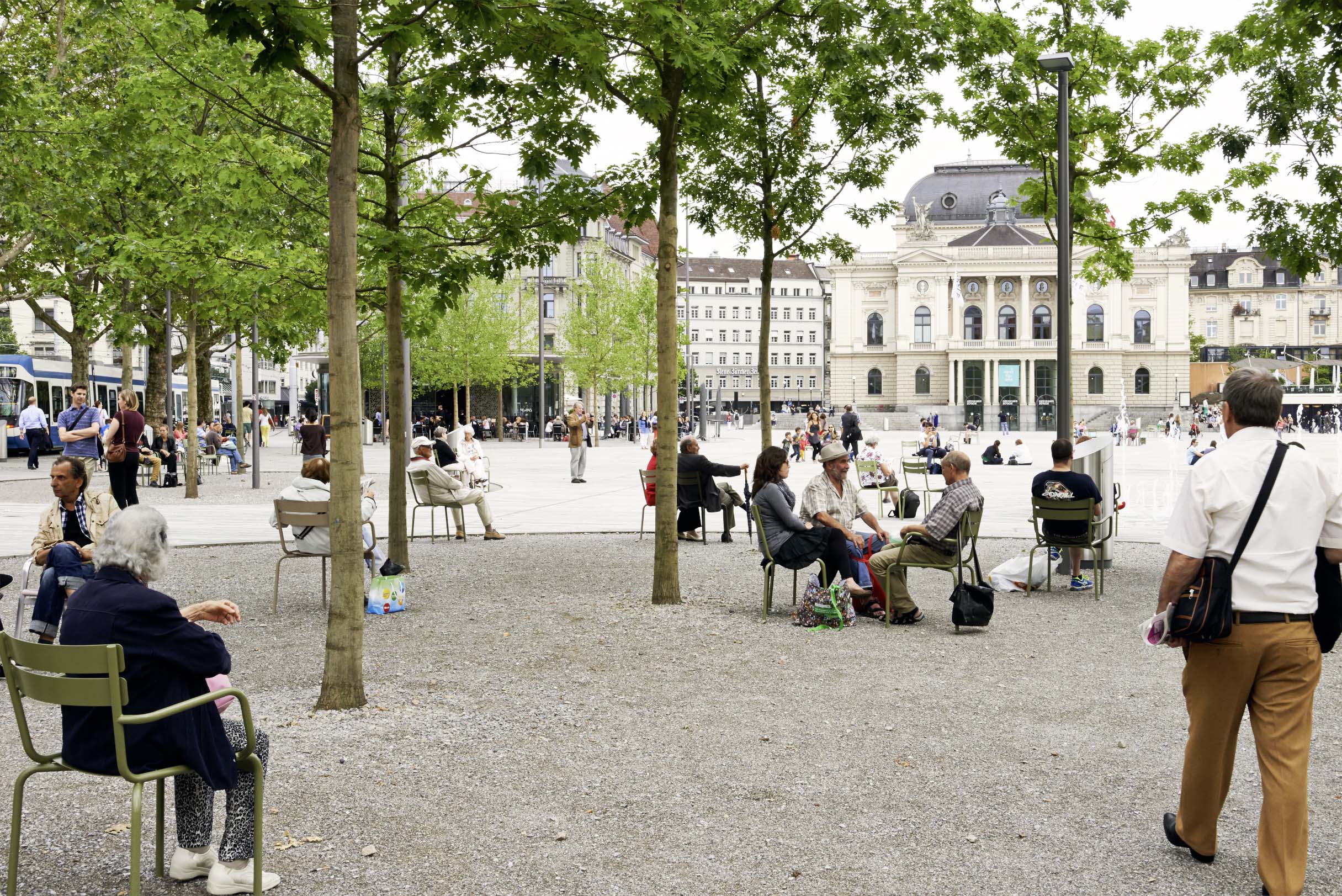 Auszeichnung: Aus der Zürcher Sechseläutenwiese und dem ehemaligen Theaterplatz, der als Parkplatz diente, ist ein rund 16.000 m2 grosser Stadtplatz mit einem festen Belag aus Valser Quarzit entstanden. (Foto: Martina Meier)