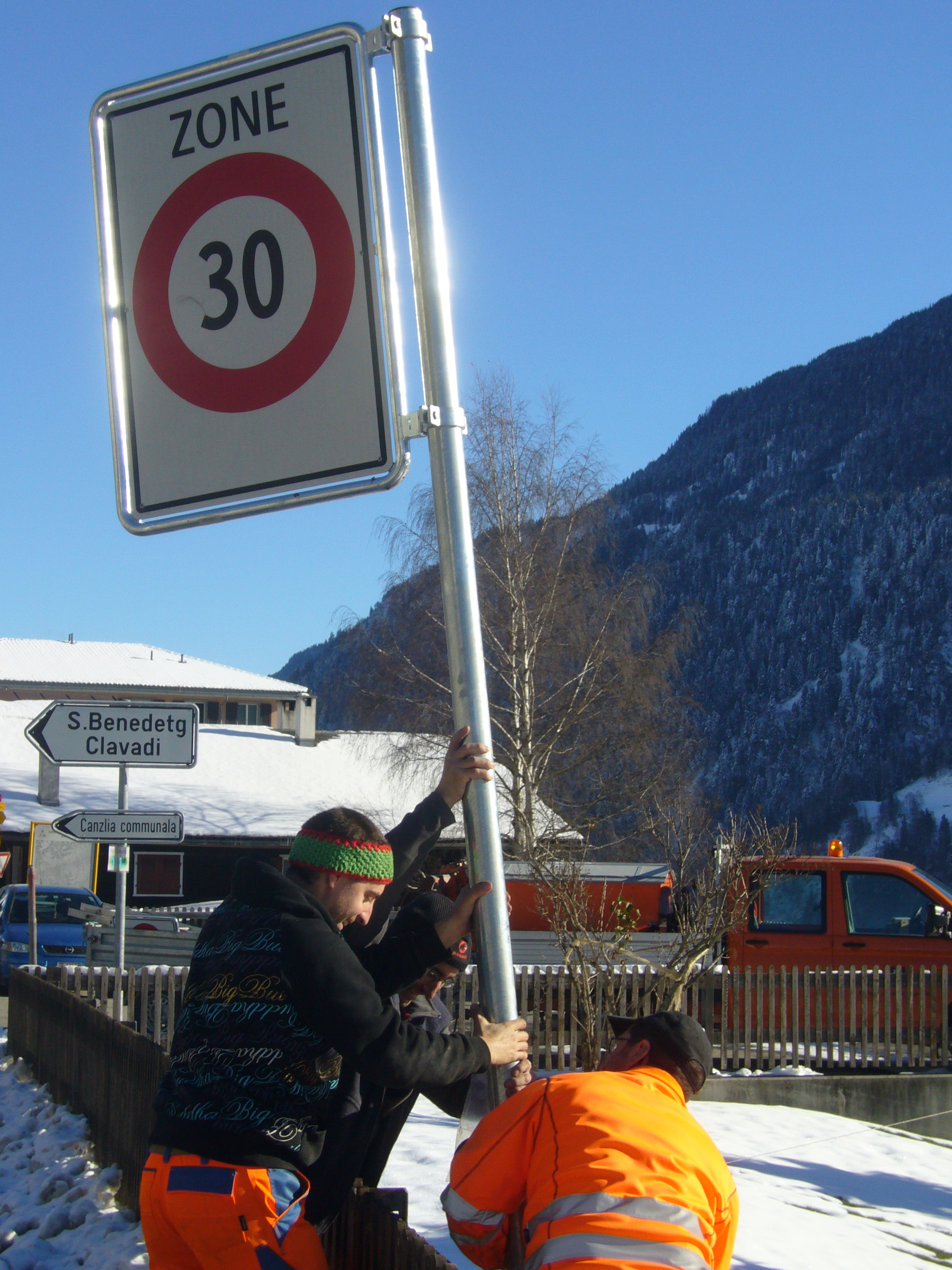 Erwähnung: Eine Bürgerinitiative hat in Sumvitg erfolgreich bis zum Bundesgericht für Tempo 30 auf der Kantonsstrasse gekämpft. (Foto: zvg Fussverkehr Schweiz)