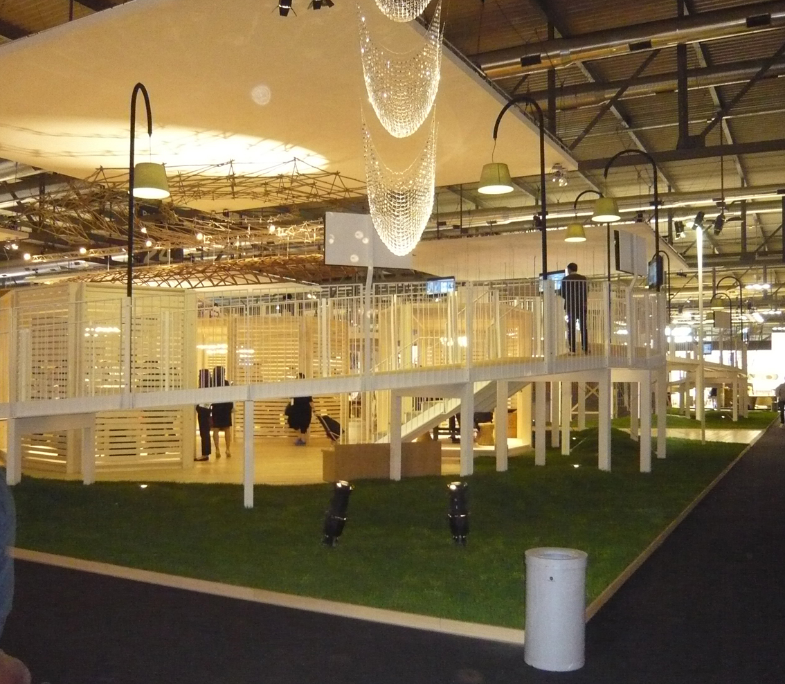 Die leicht wirkende Struktur der Passeggiata in der Halle 22/24 des Salone Mobile.
