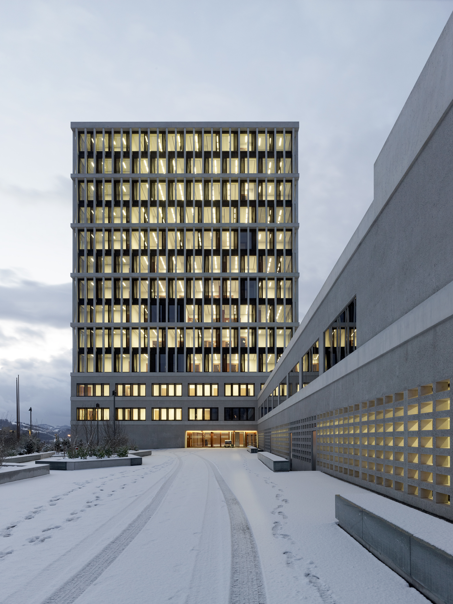 Staufer &amp; Hasler, Bundesverwaltungsgericht, St. Gallen Fassade Zugangsseite bei Nacht, Baujahr 2012.