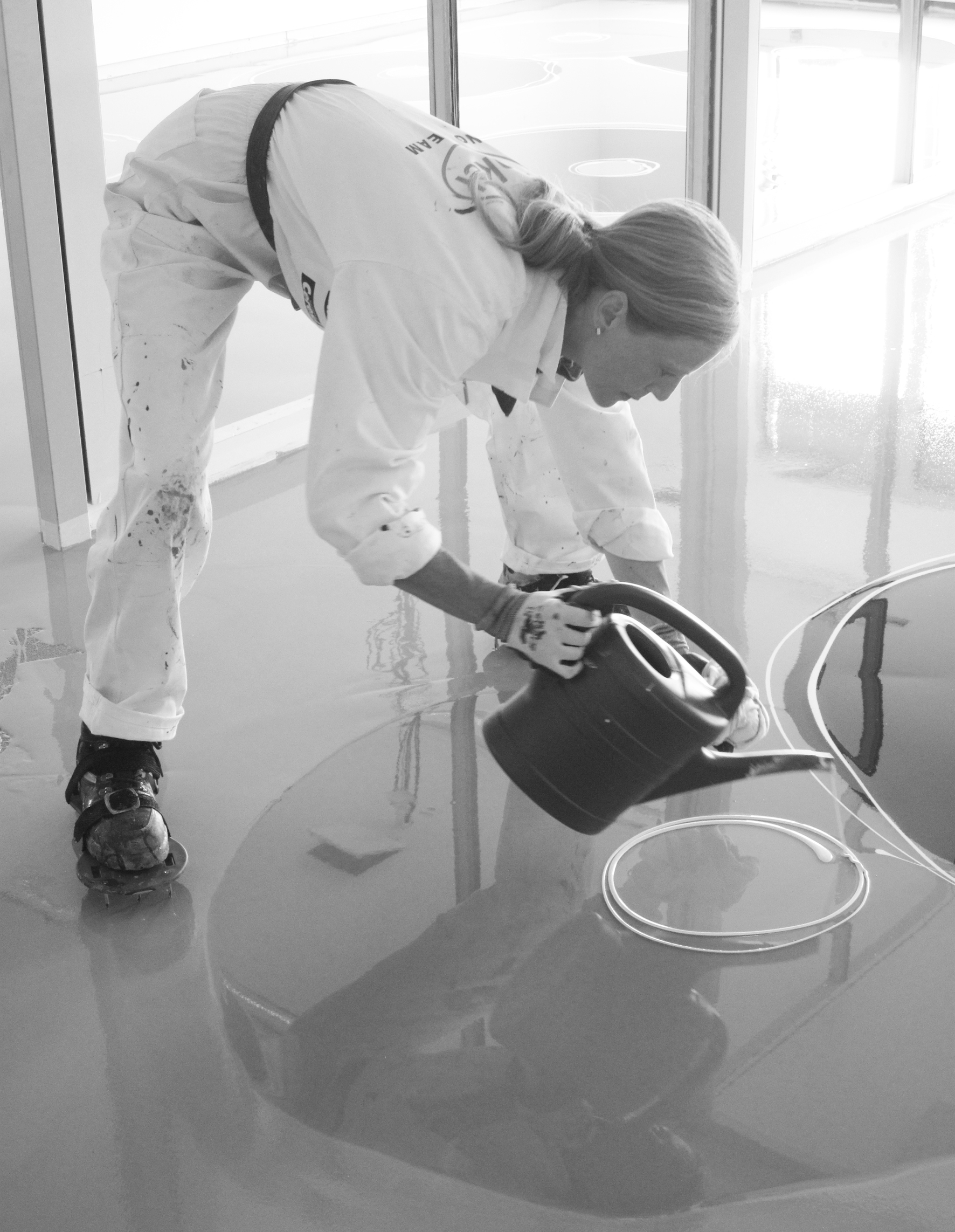 Jeanet Hönig beim Aufbringen der Farbe auf einen Boden. Dies erfordert Konzentration und Können, denn nichts lässt sich anschliessend korrigieren.