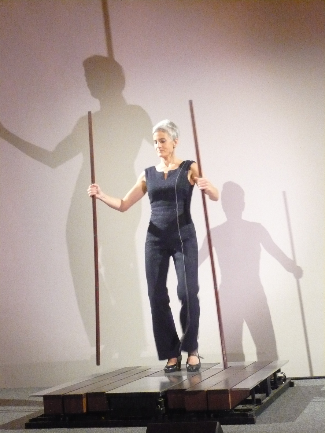 Ania Losinger tanzt auf dem Instrument Xala, eine Art betanzbares Xylophon. Der Tanzboden wiegt 400 kg und wird mit Flamencoschuhen und Stöcken zum Klingen gebracht.