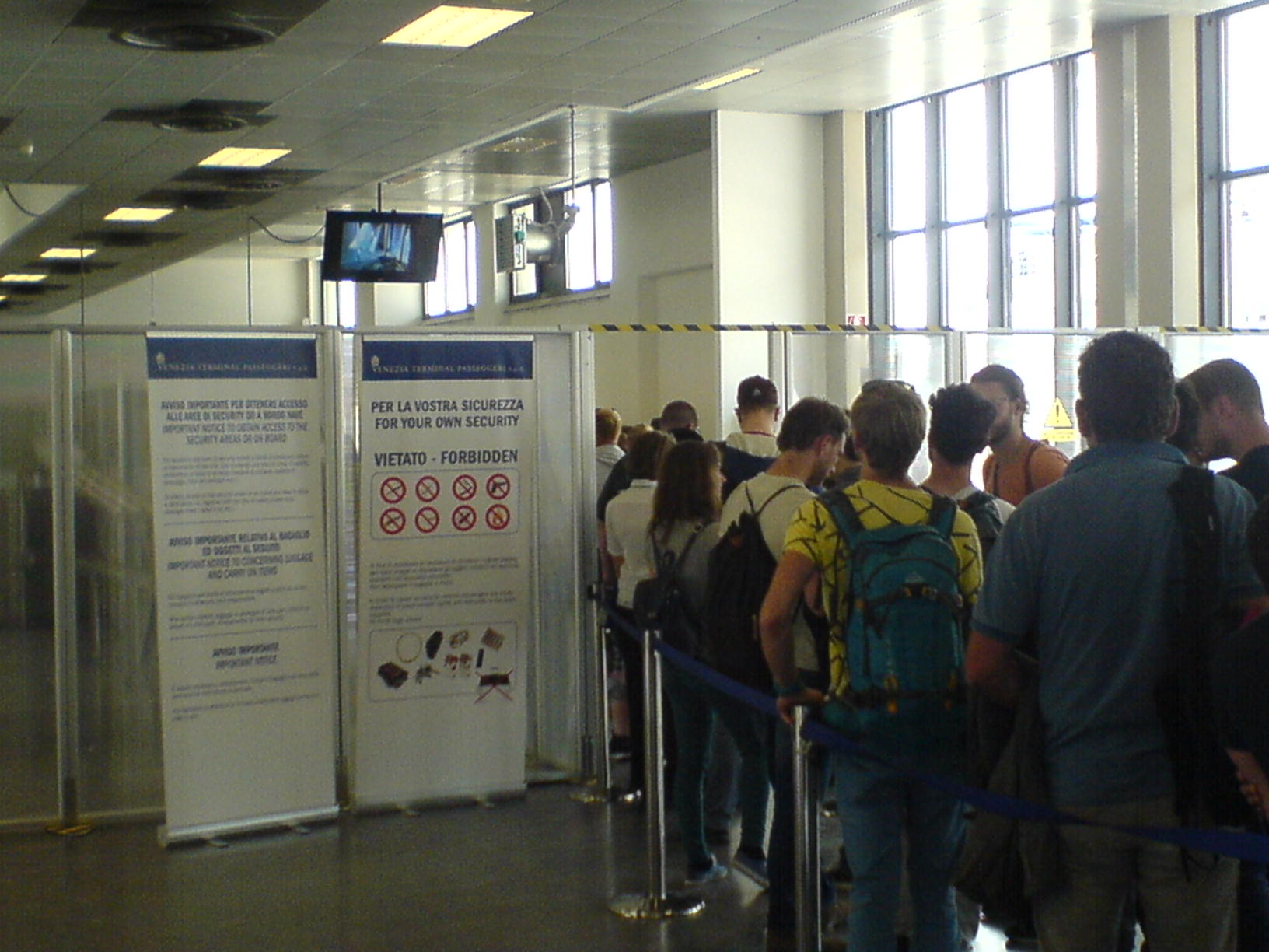 So eine Kreuzfahrt will verdient sein. Sicherheitskontrolle am Hafen das offene Feuer bitte zuhause lassen.