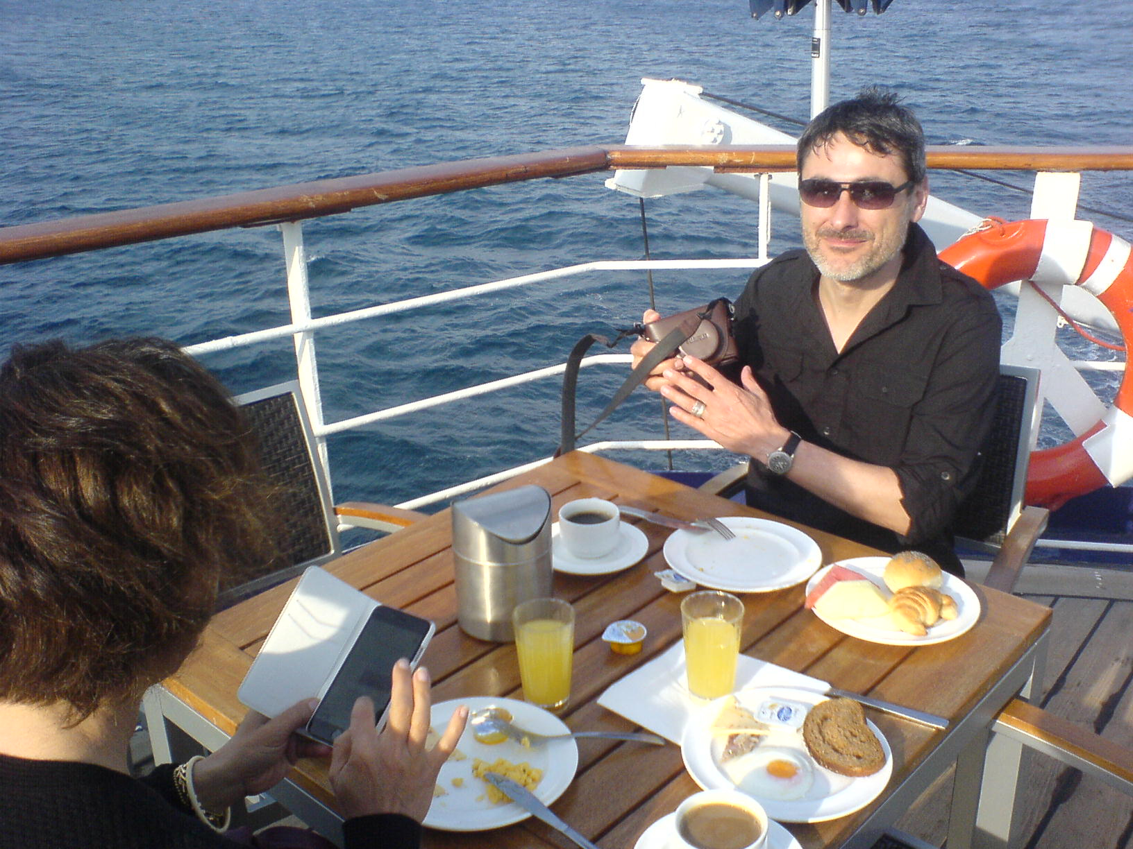 Arbeitsfrühstück der Redaktion an Bord