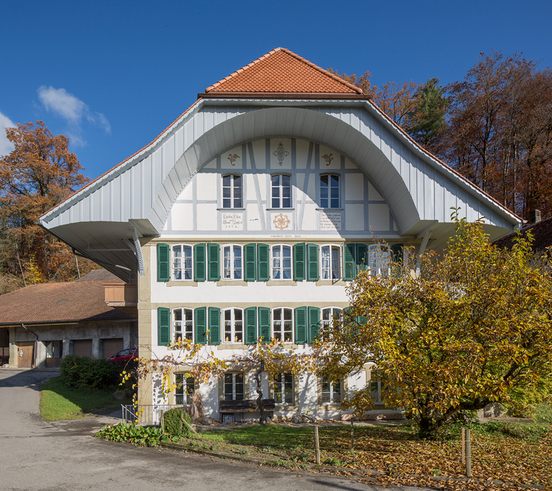 2014 wurde das Dach restauriert. Das für die Arbeiten am Dach aufgestellt Gerüst bot die günstige Gelegenheit für die Restaurierung der Ründifassade und der Dekorationsmalereien.