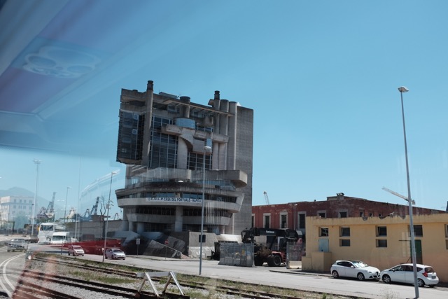 Gebäude im Hafen von Neapel, aus dem Bus fotografiert.