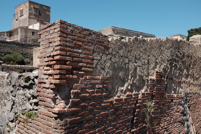 Die römische Stadt wurde beim Ausbruch des Vesuv im Jahre 79 v. Chr. unter einer 20 m dicken Schicht aus vulkanischem Material begraben.