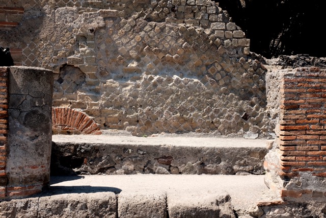 Die Stadt wurde erst 1709 wieder entdeckt, in den folgenden Jahrhunderten fanden immer wieder Ausgrabungen statt. Ein Teil der antiken Stadt befindet sich jedoch immer noch unter der Erde, da bereits neue Siedlungen darüber gebaut wurden.