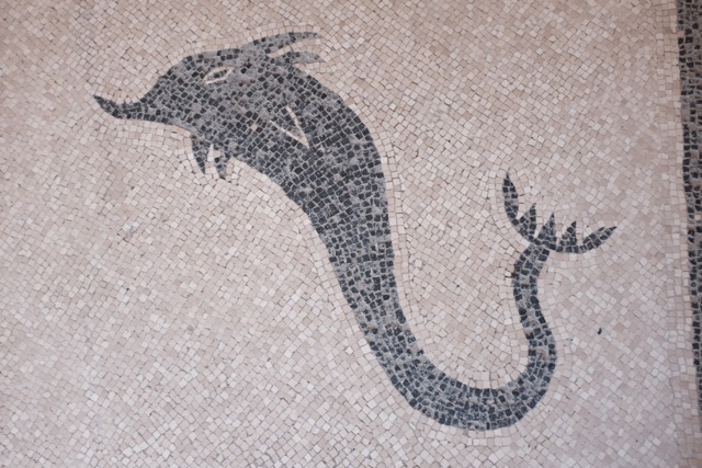 Mosaikboden mit Delfinmotiv im Frauenbad von Herculaneum.
