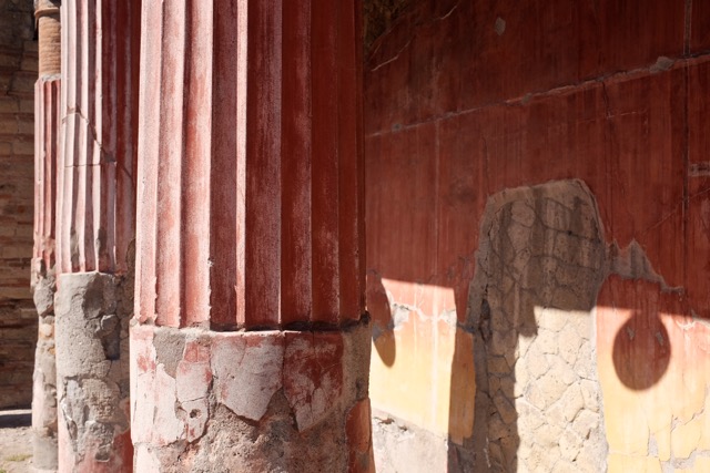 Die farbige Antike. Fresken und verkleidete Säulen.