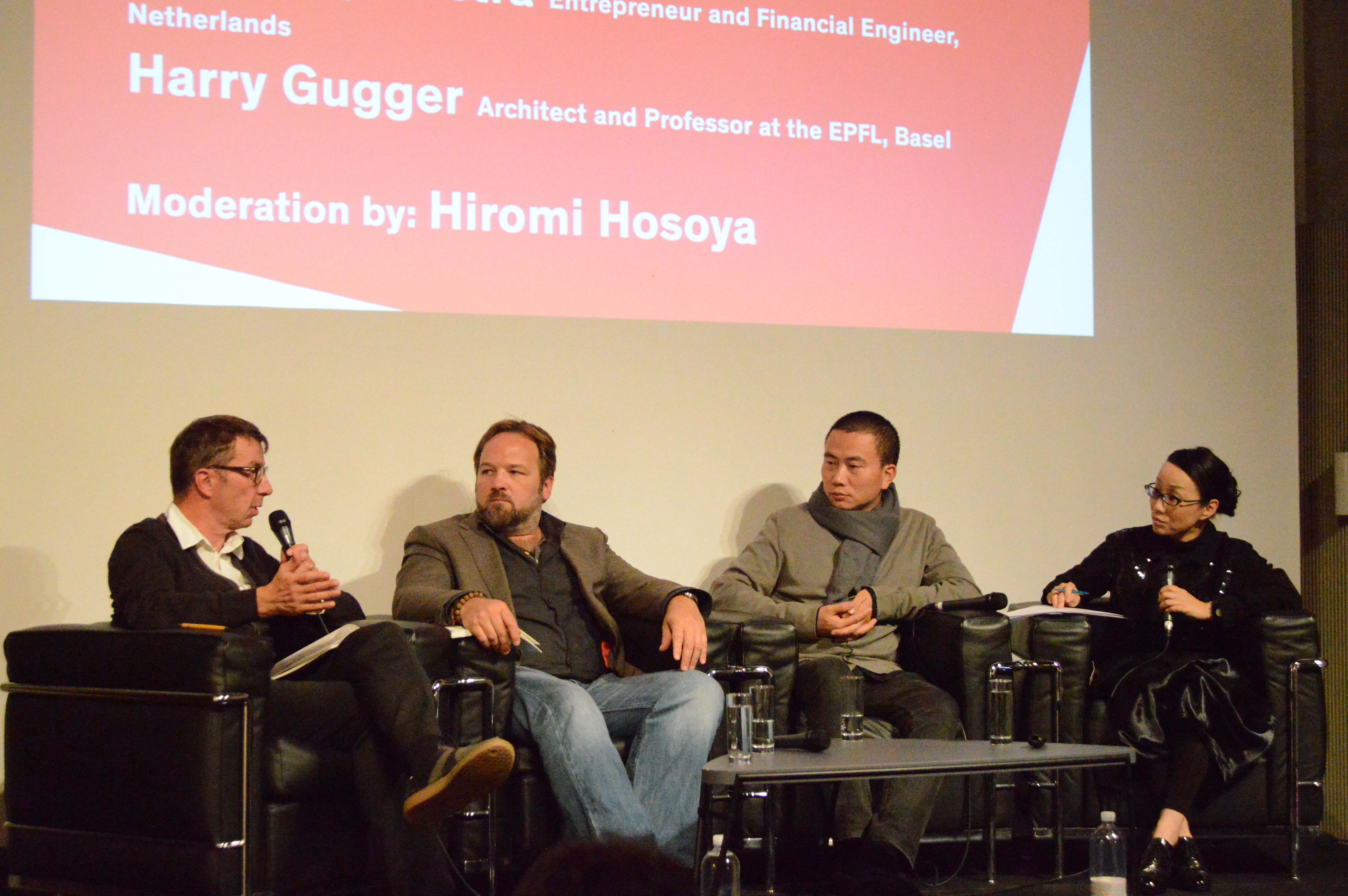 ???Dritter «Salon Suisse», von links nach rechts: Harry Gugger, Marijn Spoelstra, Jiang Jun, Hiromi Hosoya (Moderation). (Foto: Claudia Rossini)