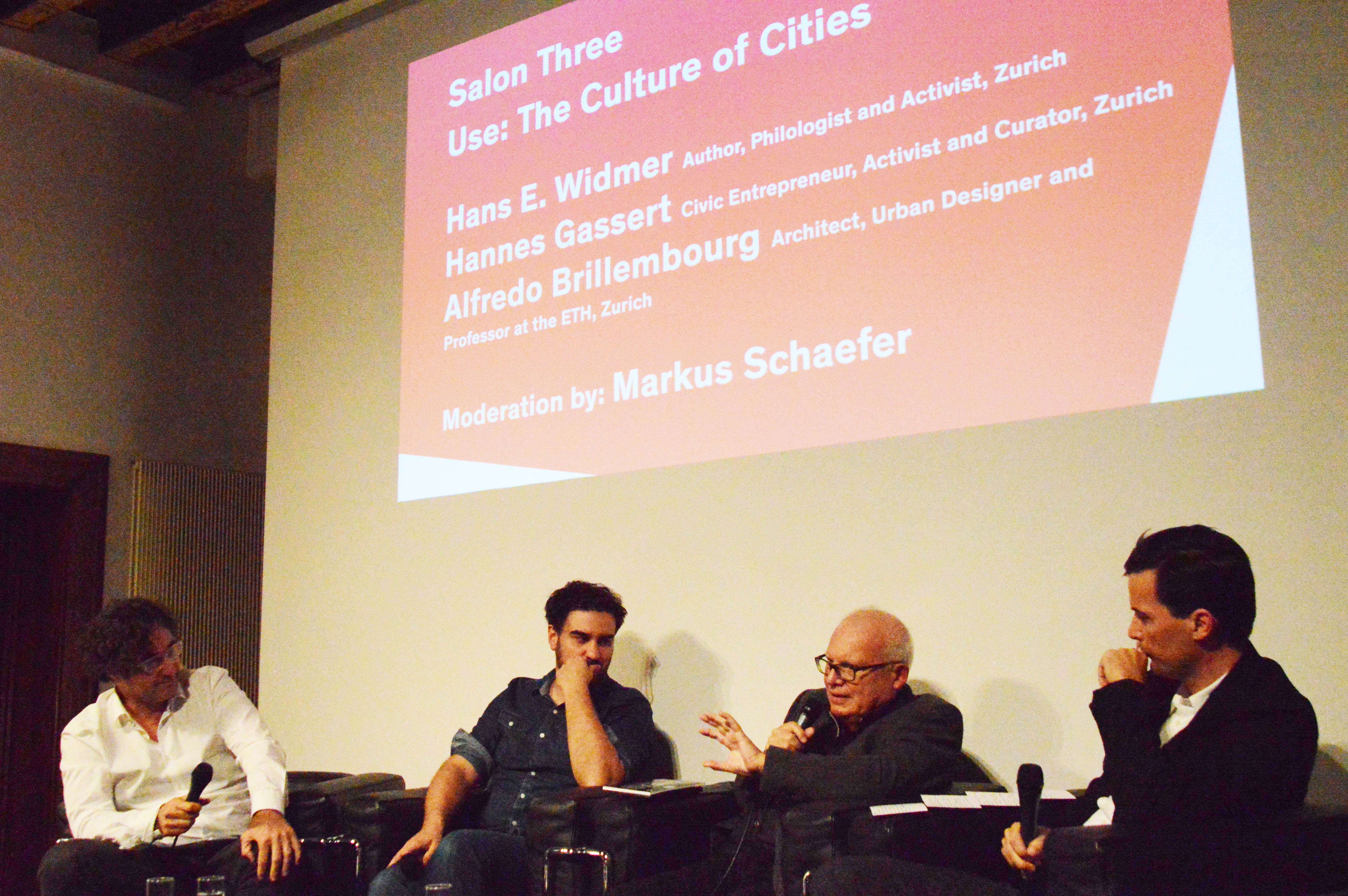 Dritter «Salon Suisse», von links nach rechts: Alfredo Brillembourg, Hannes Gassert, P.M. alias Hans Widmer, Markus Schaefer (Moderation). (Foto: Claudia Rossini)