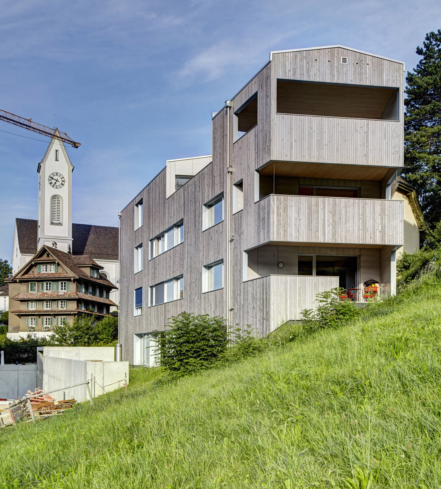Das mehrgeschossige 2000-Watt-Mehrfamilienhaus «Haus 2050» in Kriens, gebaut aus Luzerner Weisstanne. Das Haus besitzt ein Objektzertifikat «Herkunftszeichen Schweizer Holz». Architektur: aardeplan ag, Baar