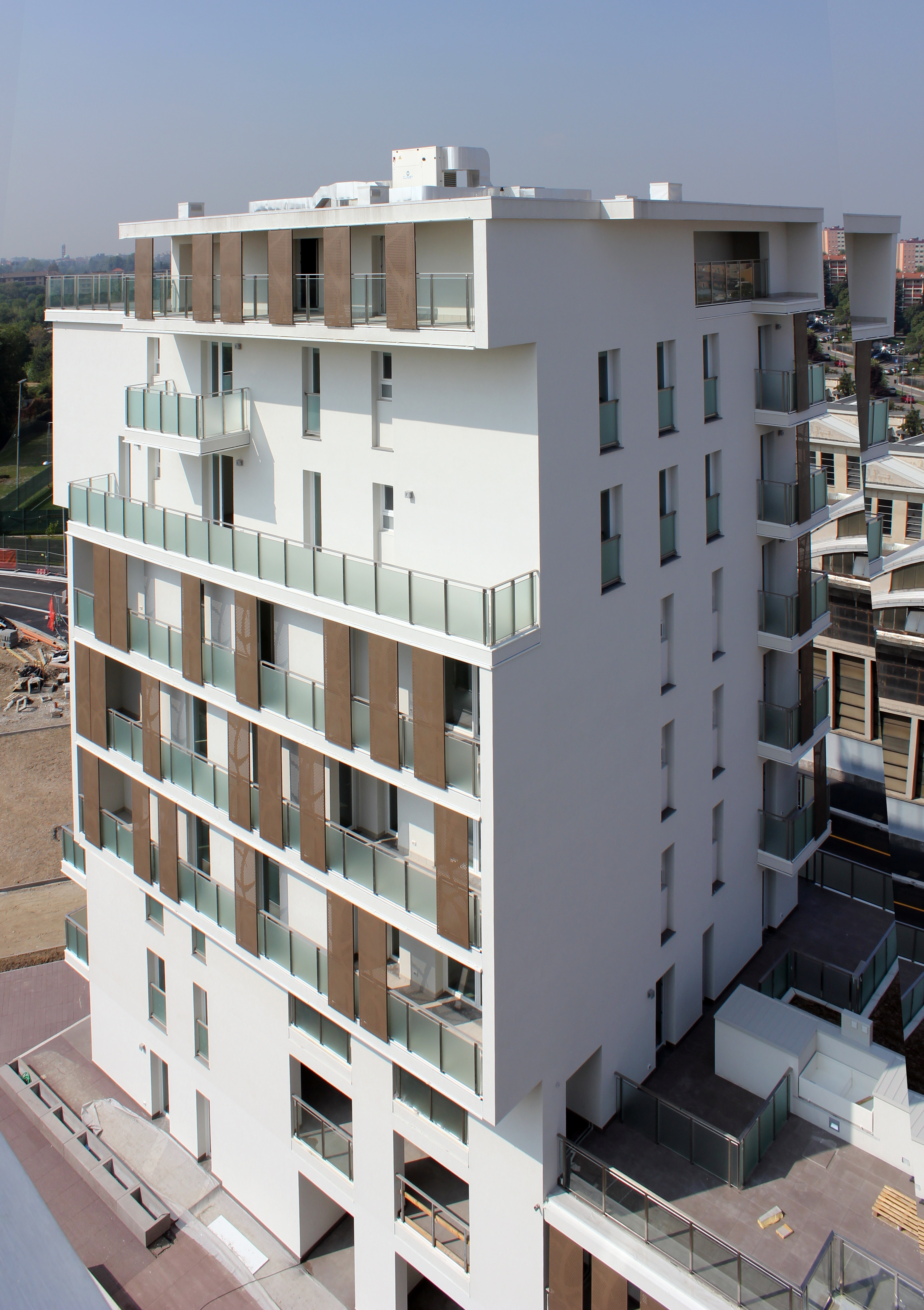Einer der vier Wohntürme an der Via Cenni in Mailand (2013). Die Gebäude sind mit Brettsperrholzplatten konstruiert und aussen gedämmt und verputzt. (Architektur: Fabrizio Rossi Prodi. Tragwerksplanung Struktur Brettsperrholz: Andrea Bernasconi (Borlini &amp; Zanini SA, Lugano)).