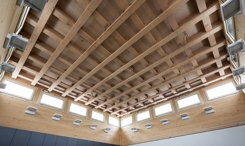 Biaxiale Decke aus Laubholz im Sitzungszimmer