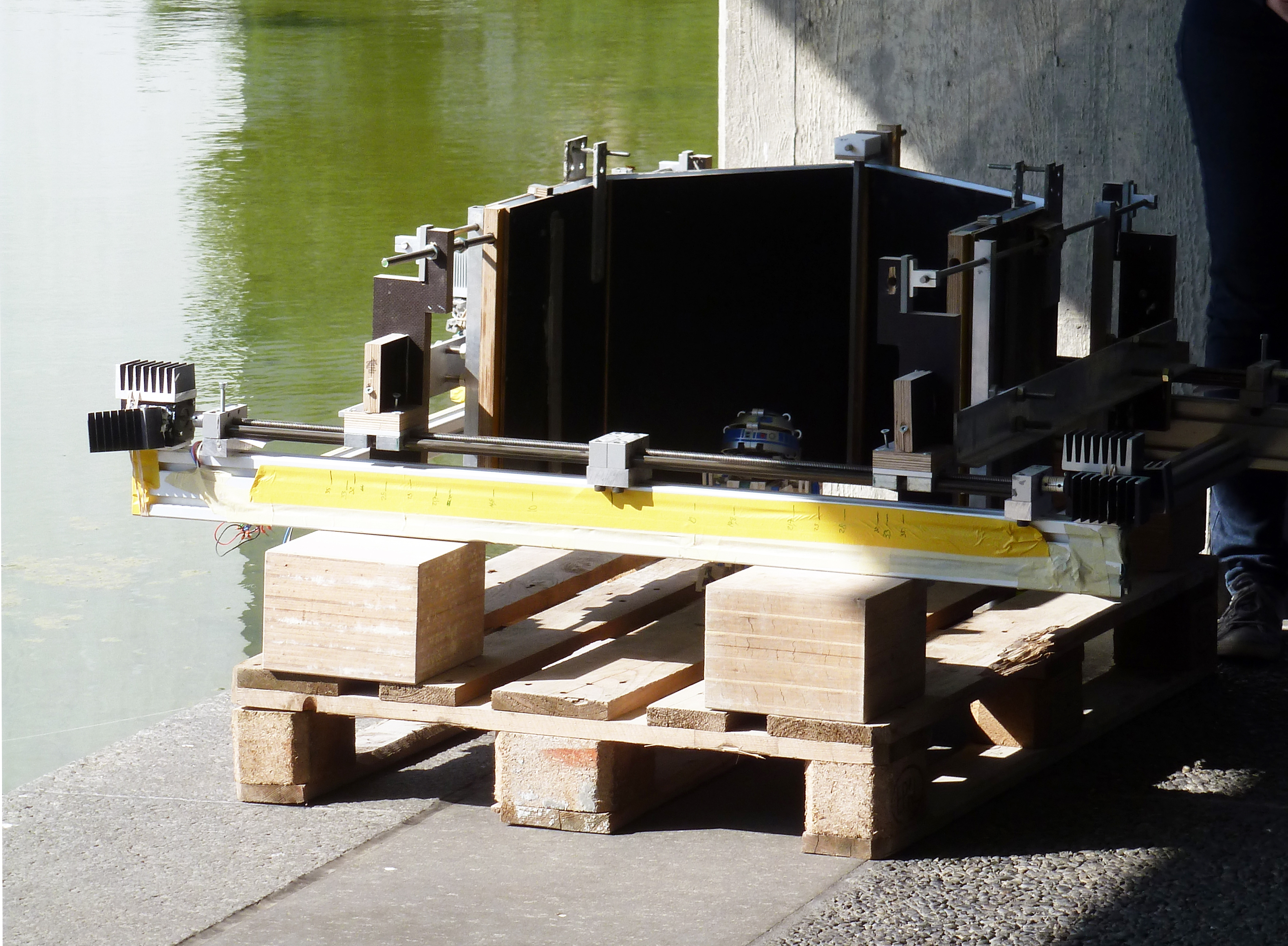 Gleitschalung von S2D2. Die Grundform besteht aus 6.5 mm starken Holzplatten, die auf der Innenseite mit Teflon beschichtet wurden, um die Reibung zu minimieren.