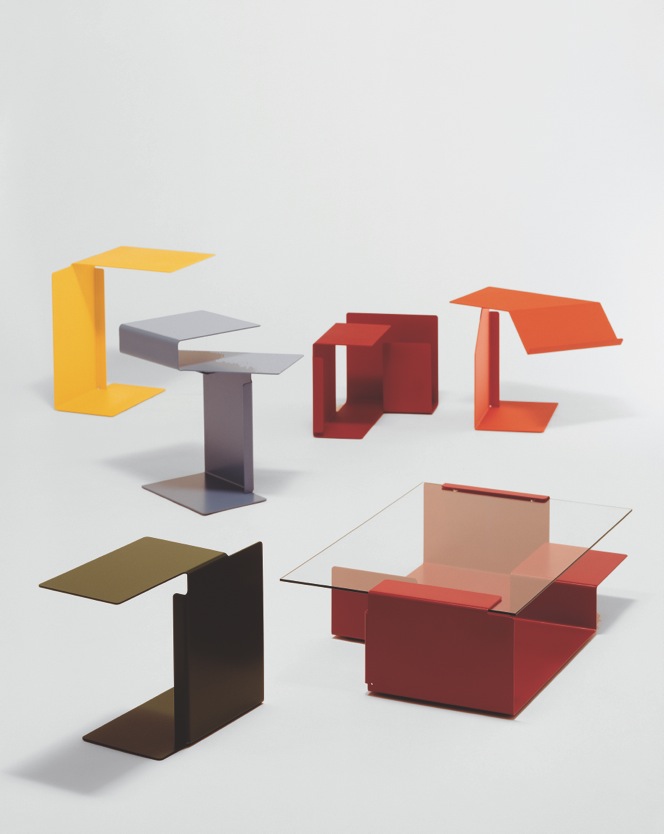 Die Beistelltische Diana A F aus gefalztem und eingefärbtem Stahlblech von Grcic für Classicon entworfen fluktuieren zwischen Gebrauchsobjekt und Skulptur. (Bild: Classicon, Hans Buttermilch)