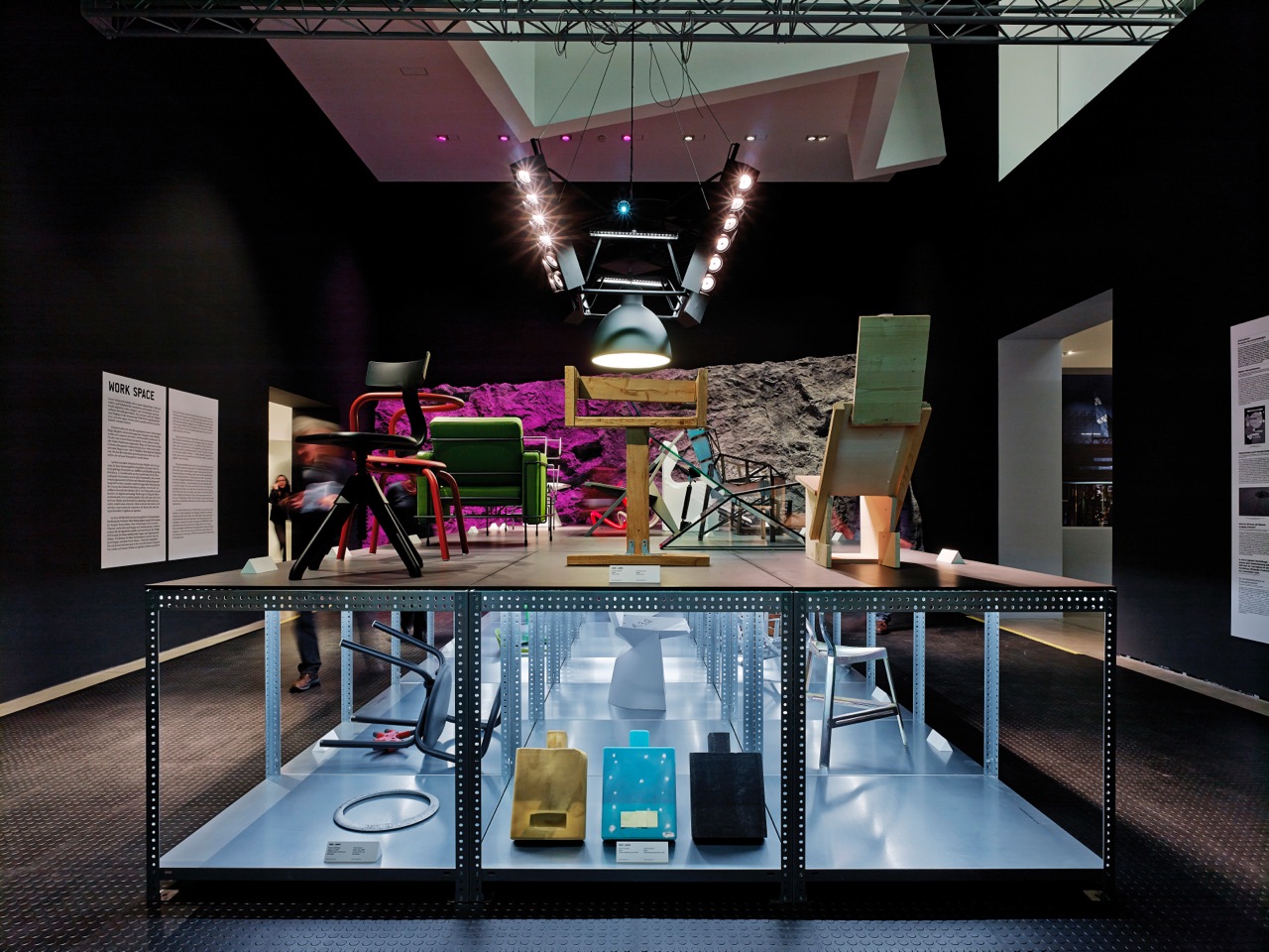 Die Installation Work Space in Raum 2 der Ausstellung, ein Tischregal mit Prototypen und Maquetten. (Bild: Mark Niedermann � Vitra Design Museum)