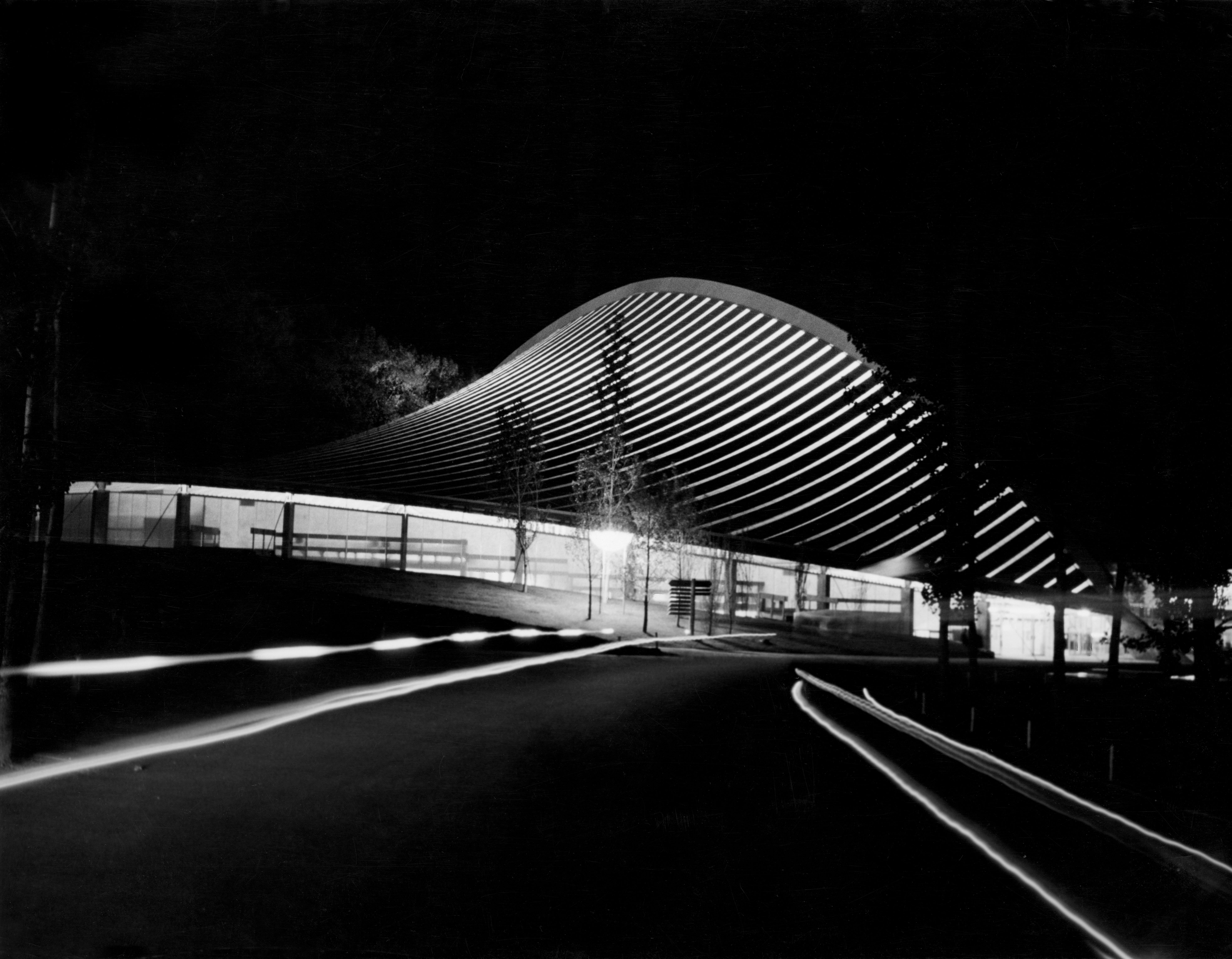 Die Festhalle mit weitgespannten Holzdach. Architekten: Lozeron, Moser, Châtelain, Michaillet, Genf; Ingenieure: Perreten und Milleret, Carouge. (Bild: Archives de la construction moderne EPFL)