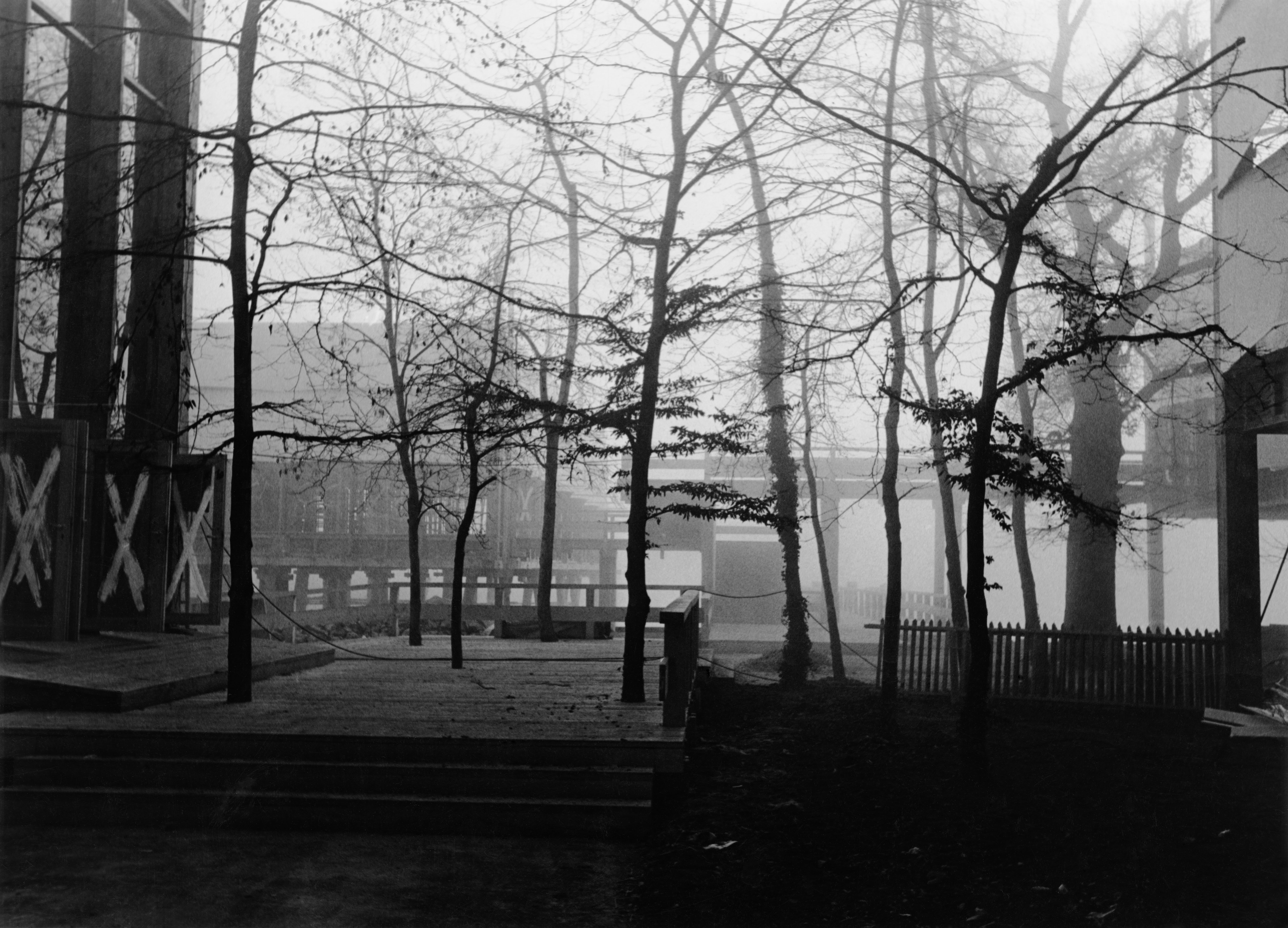 Der Ausstellungsteil «Feld und Wald» war 500m lang und 180m breit, gebaut aus Holzstützen, Glas und gespannten Textildächern. Architekt: Jakob Zweifel, Zürich. (Bild: Peter Wenger)