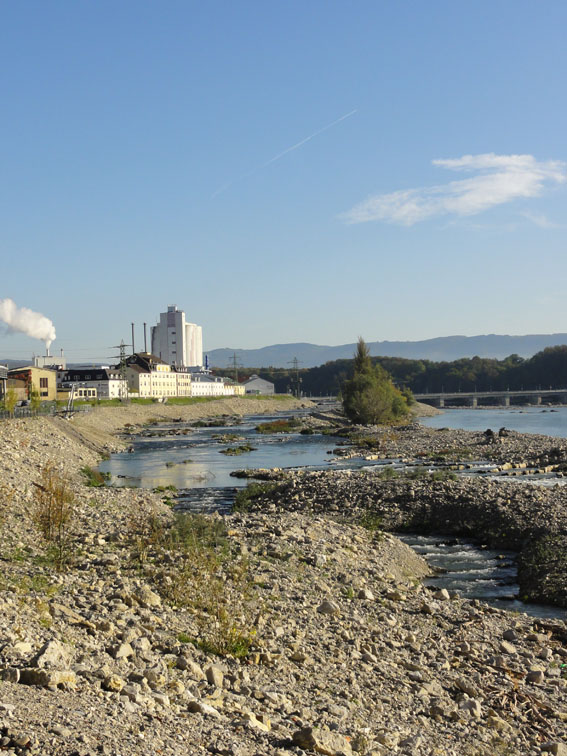 Vor dem Ausstellungspavillon hat man eine gute Sicht auf das neue Umgehungsgewässer.