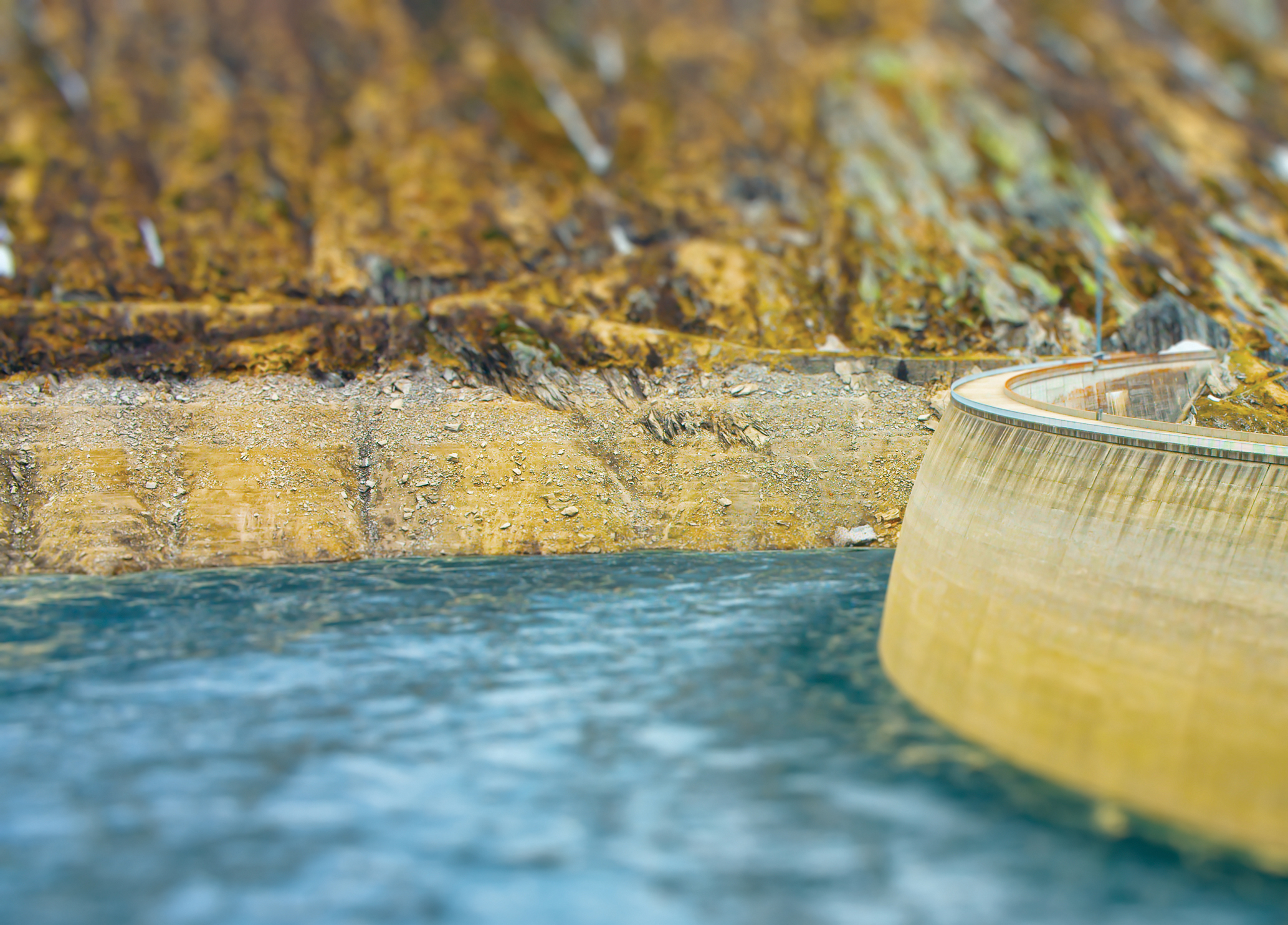 Modellfoto oder nicht? Staumauer Santa Maria auf dem Lukmanierpass.