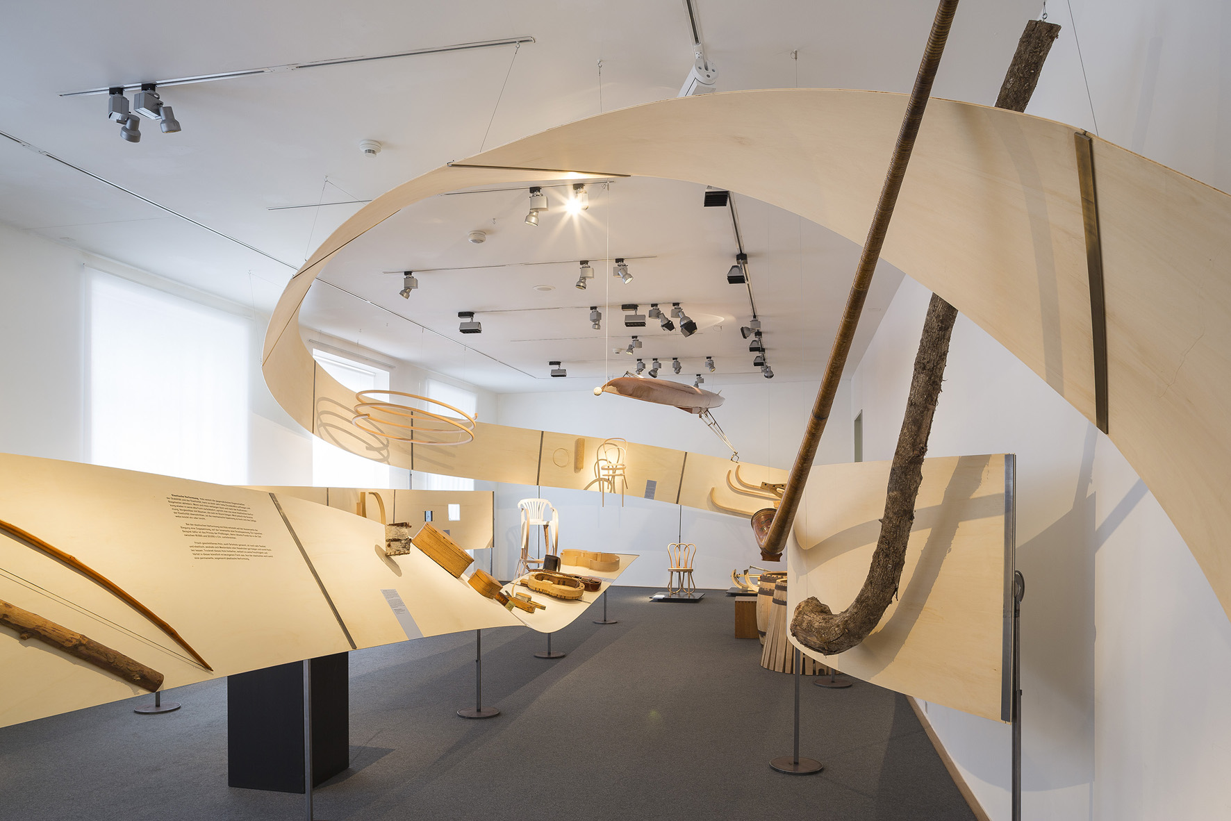 Blick in die Ausstellung «Wood Loop» im Winterthurer Gewerbemuseum.