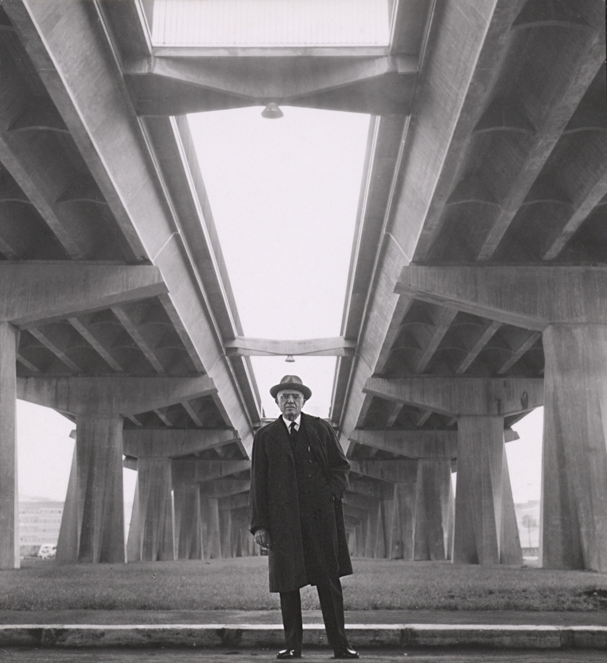 Pier Luigi Nervi unter dem Viadukt Corso Francia in Rom (um 1960). (Foto: Oscar Savio)